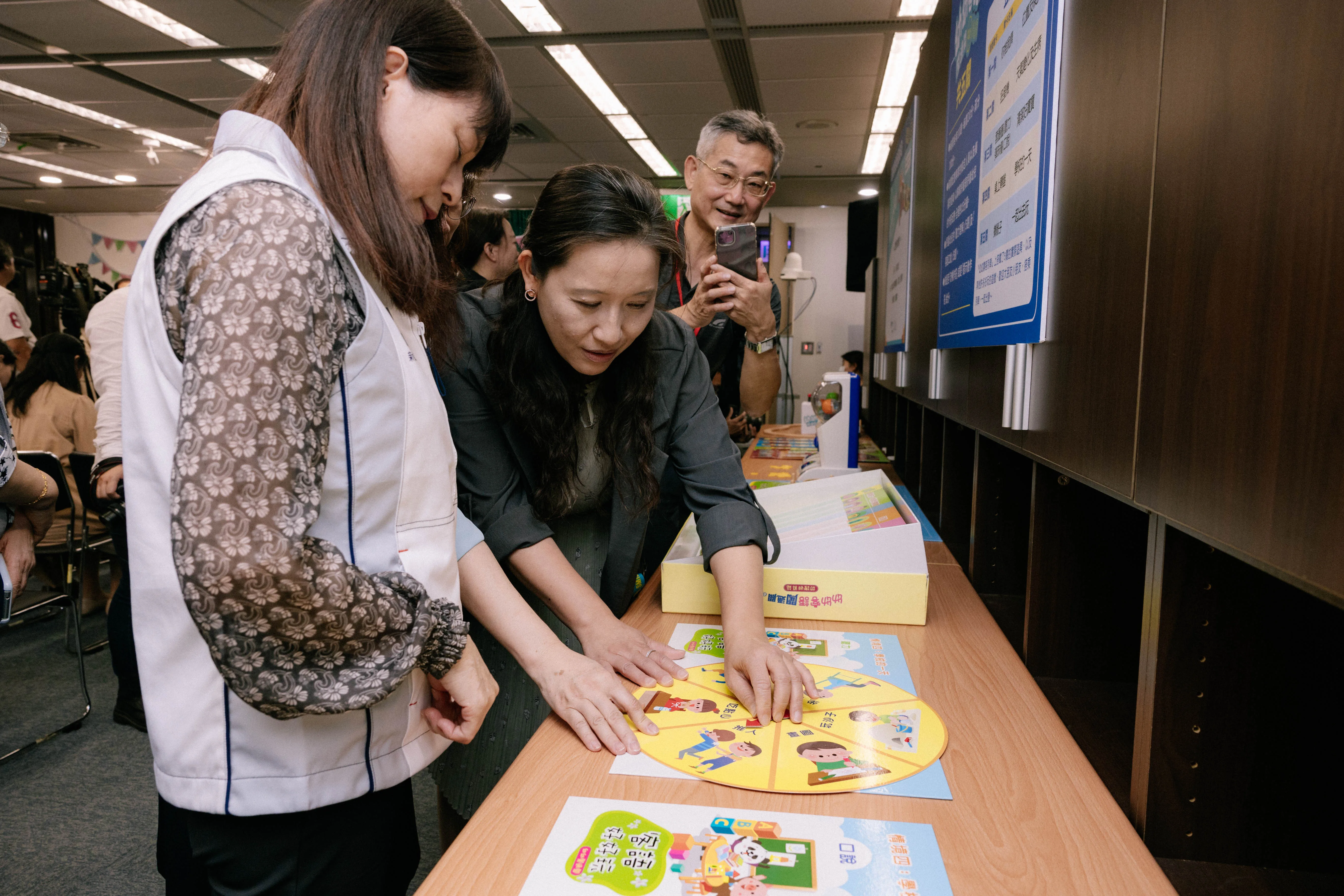 今天記者會上擺出眾多幼幼客語教具展示。圖/客委會提供