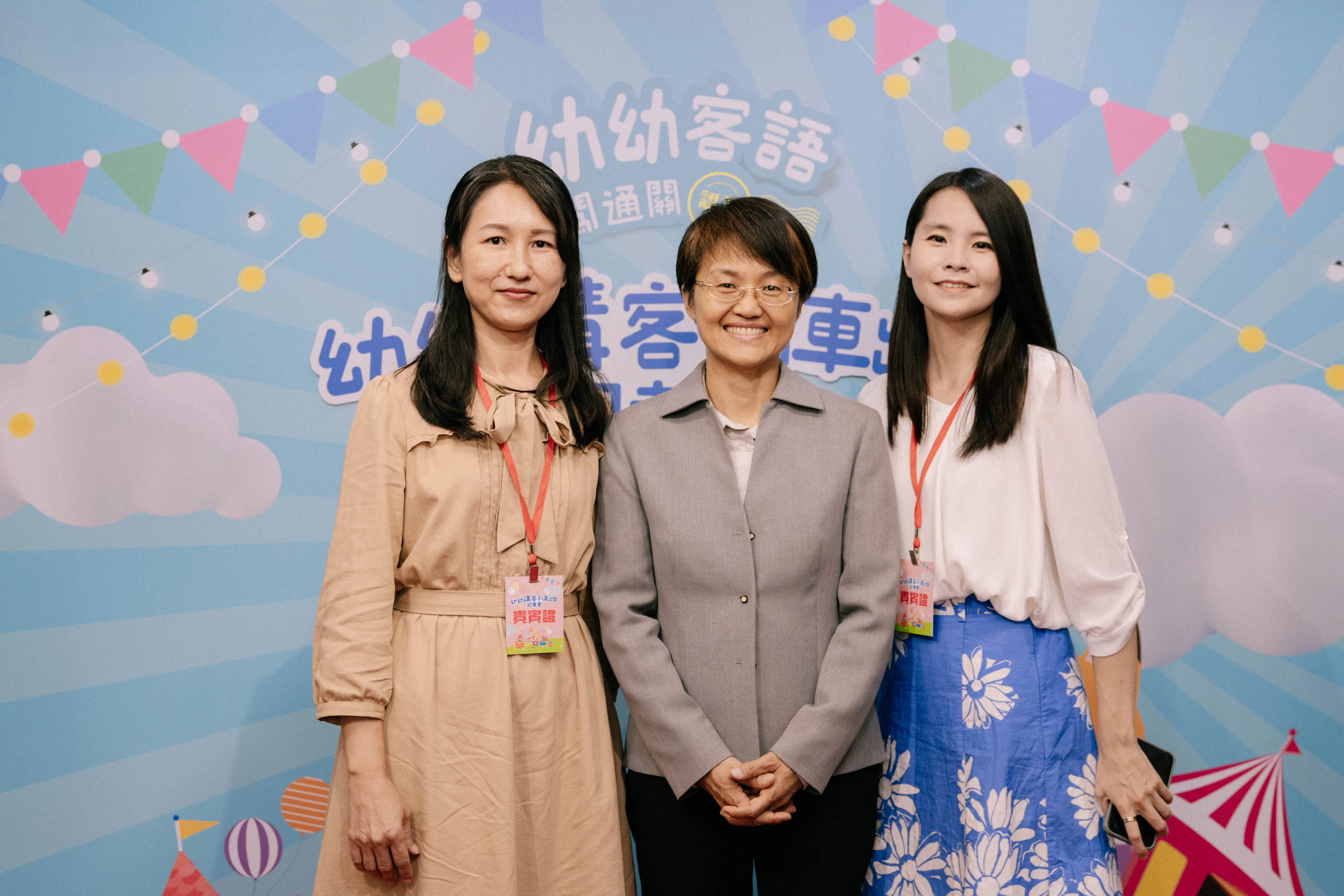 客委會主委古秀妃(中)與香潭幼兒園園長邱士屏(左)、愛群幼兒園園長楊婷安(右)合影。圖/客委會提供