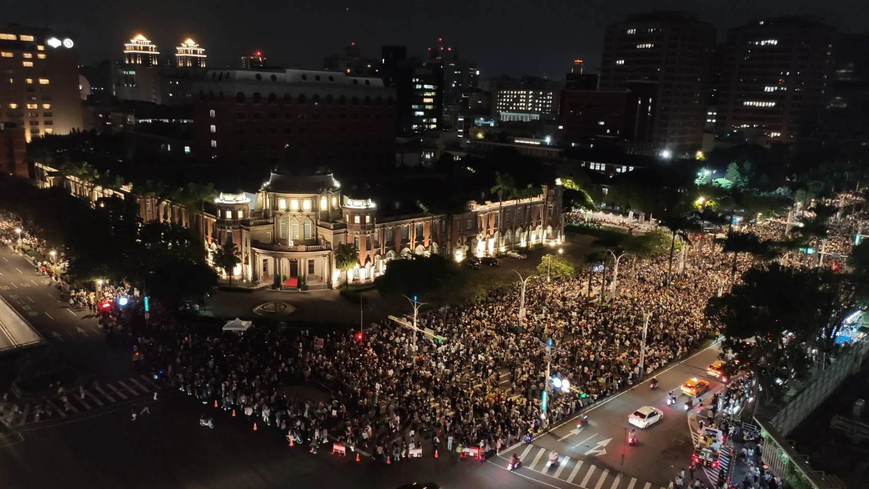抗議人潮蔓延至監察院外的忠孝東路。經濟民主連合提供