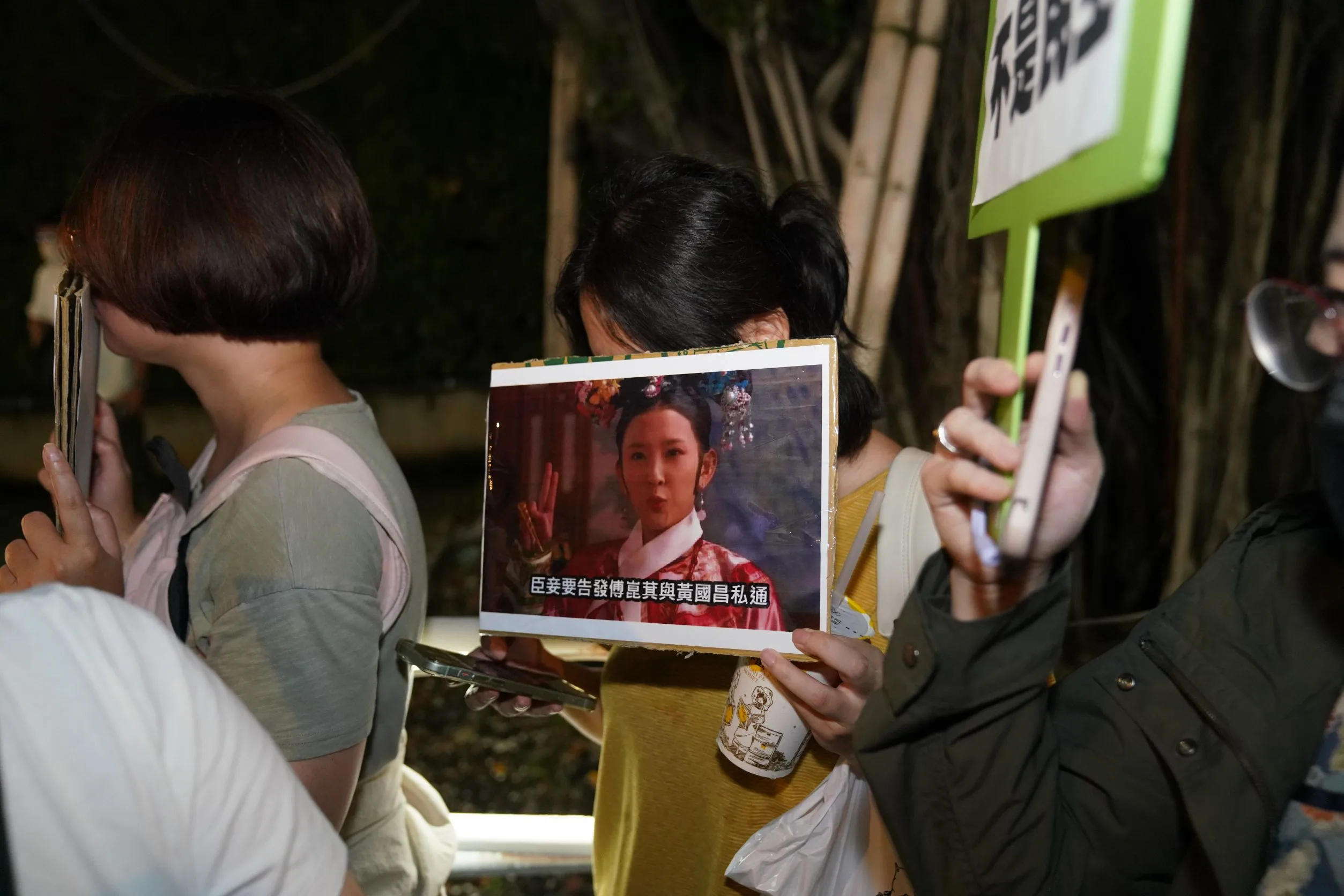 民眾高舉自製創意標語表達訴求。李台源攝
