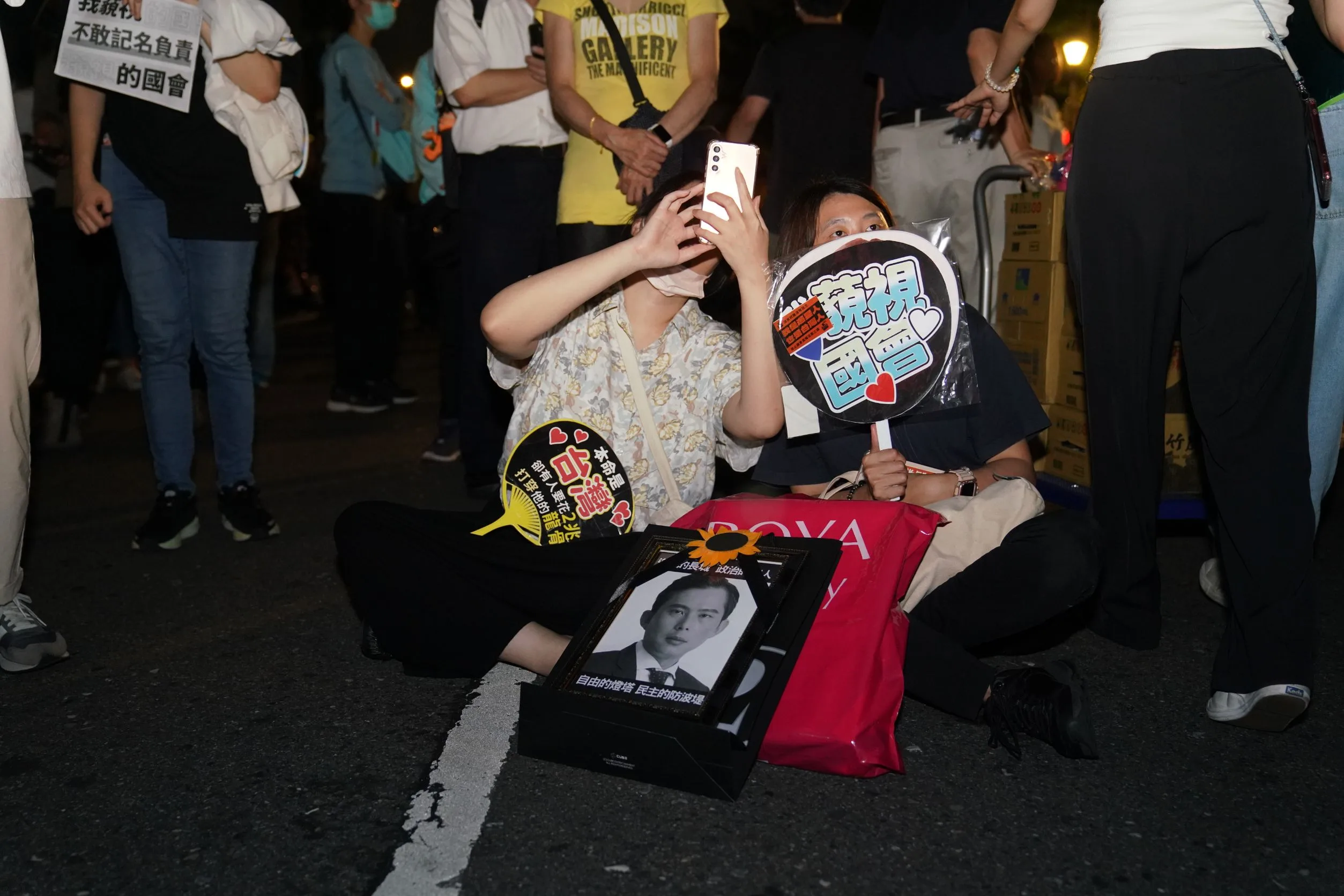 民眾自製創意標語抗議立法院職權法案修法。李台源攝