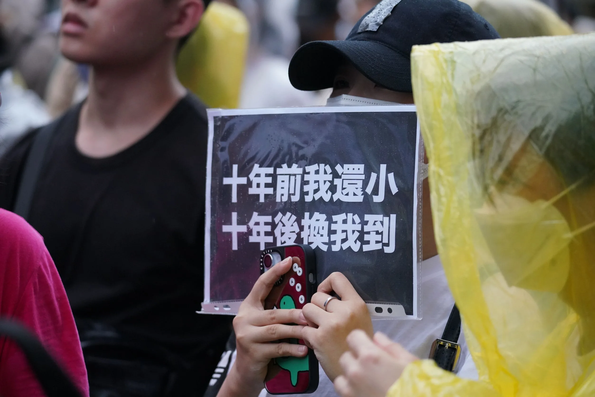 不少學生下課後前來立法院四週表態抗議。李台源攝