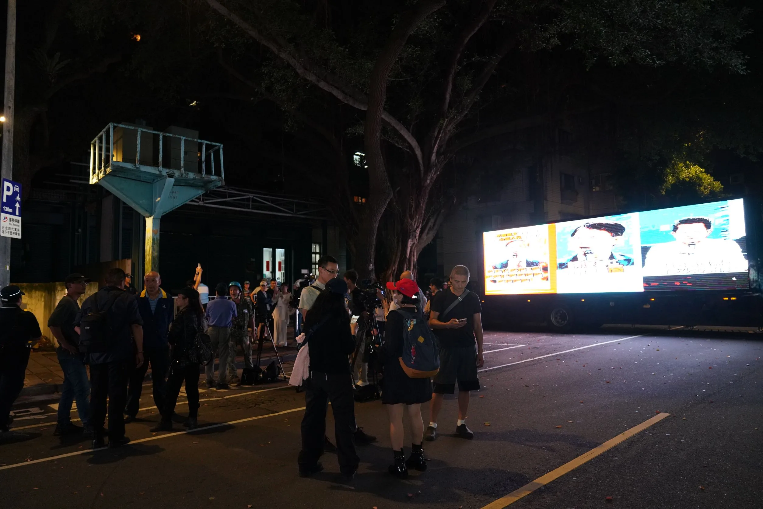 支持修法團體在青島東路另一側架設舞台車，不過人數顯得稀稀落落。李台源攝