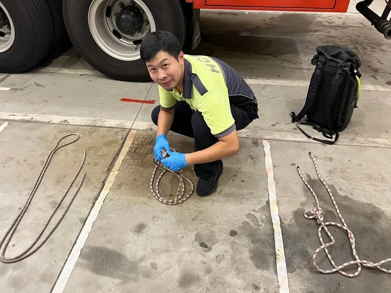 新竹市26日發生集合住宅火警，消防員李詠真、周立鑫殉職，其中李詠真（圖）112年8月協助急產孕婦接生，成功救下胎兒與孕婦生命獲市府表揚。新竹市消防局提供
