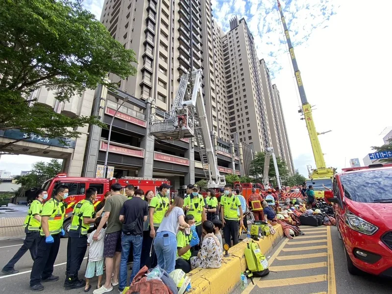 新竹市26日發生集合住宅火警造成2名消防員殉職，27日仍進行排煙作業，1名住戶表示，她與家人從深夜起就都躲在陽台，後來被雲梯車救出，仍驚魂未定。中央社