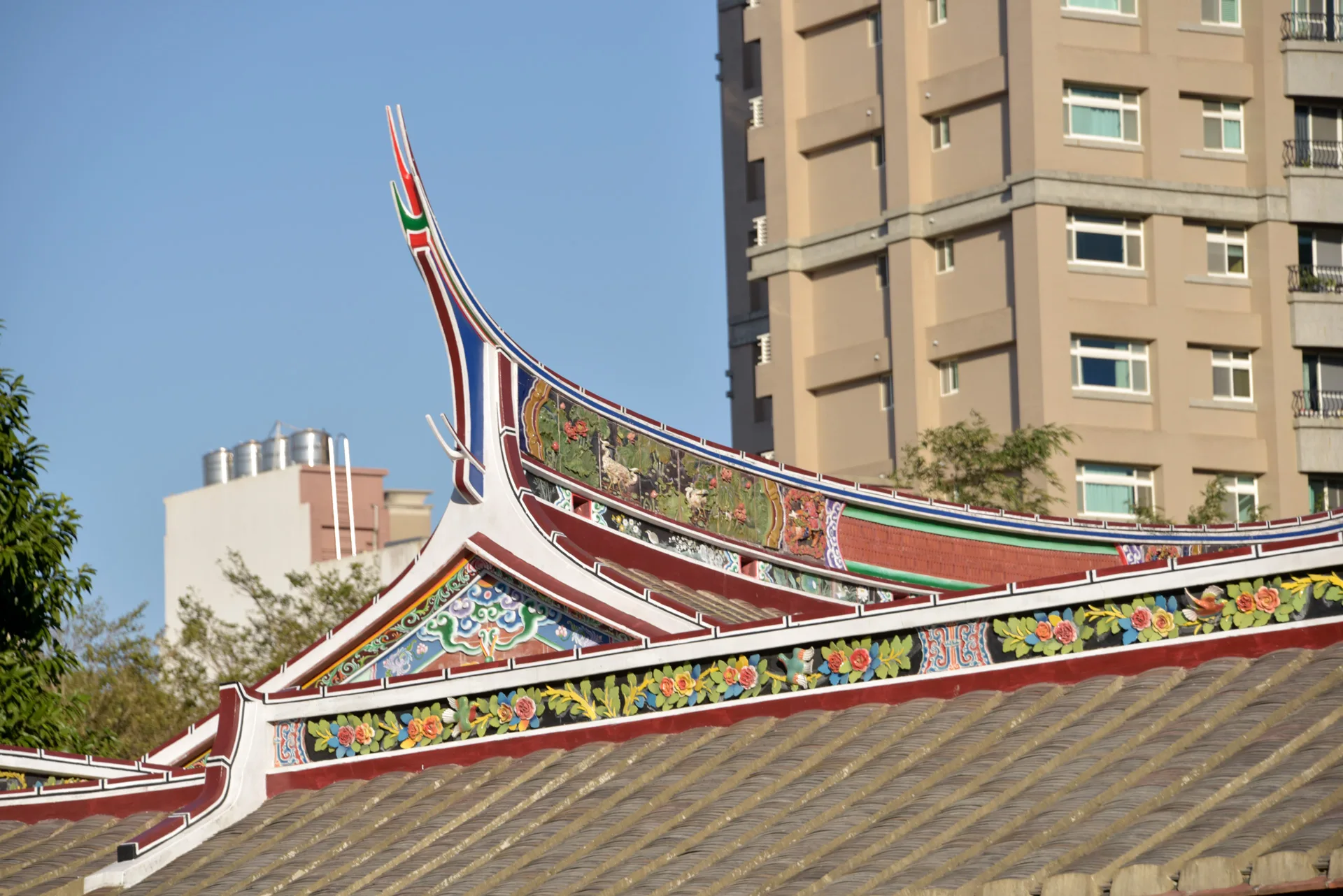 傳統客家建築的房子彩繪圖案，圖為客傳會《傳、傳》劇照。古少騏攝