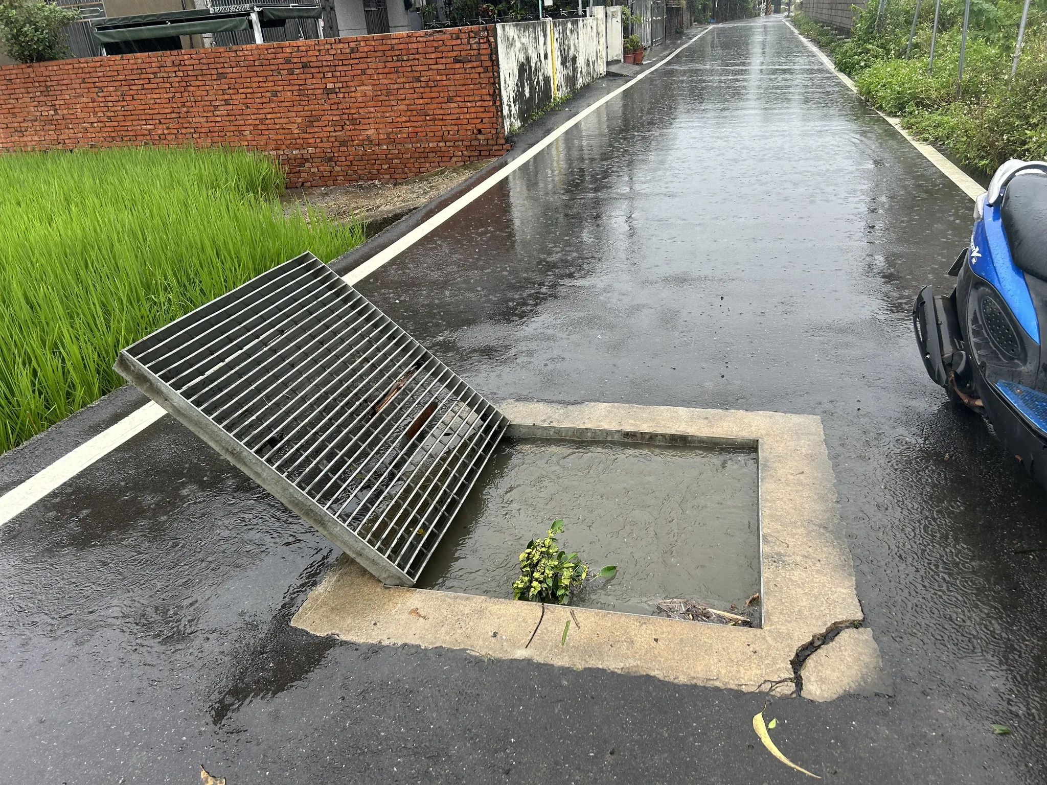 鋒面影響，半夜的強降雨，苗栗市區排水溝水位溢滿。取自苗栗市公所粉專