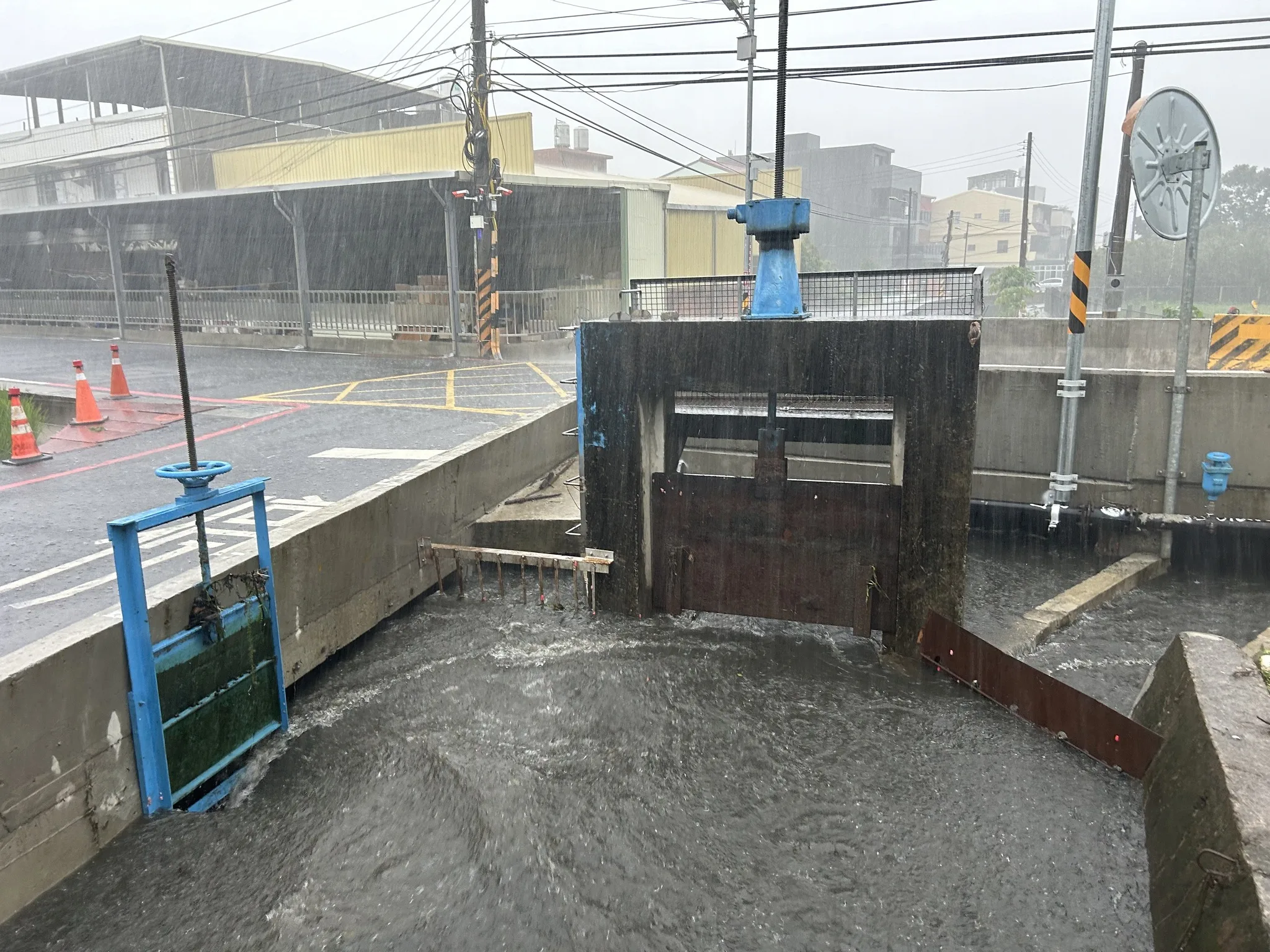 鋒面影響，半夜的強降雨，苗栗市區排水溝水位溢滿。取自苗栗市公所粉專