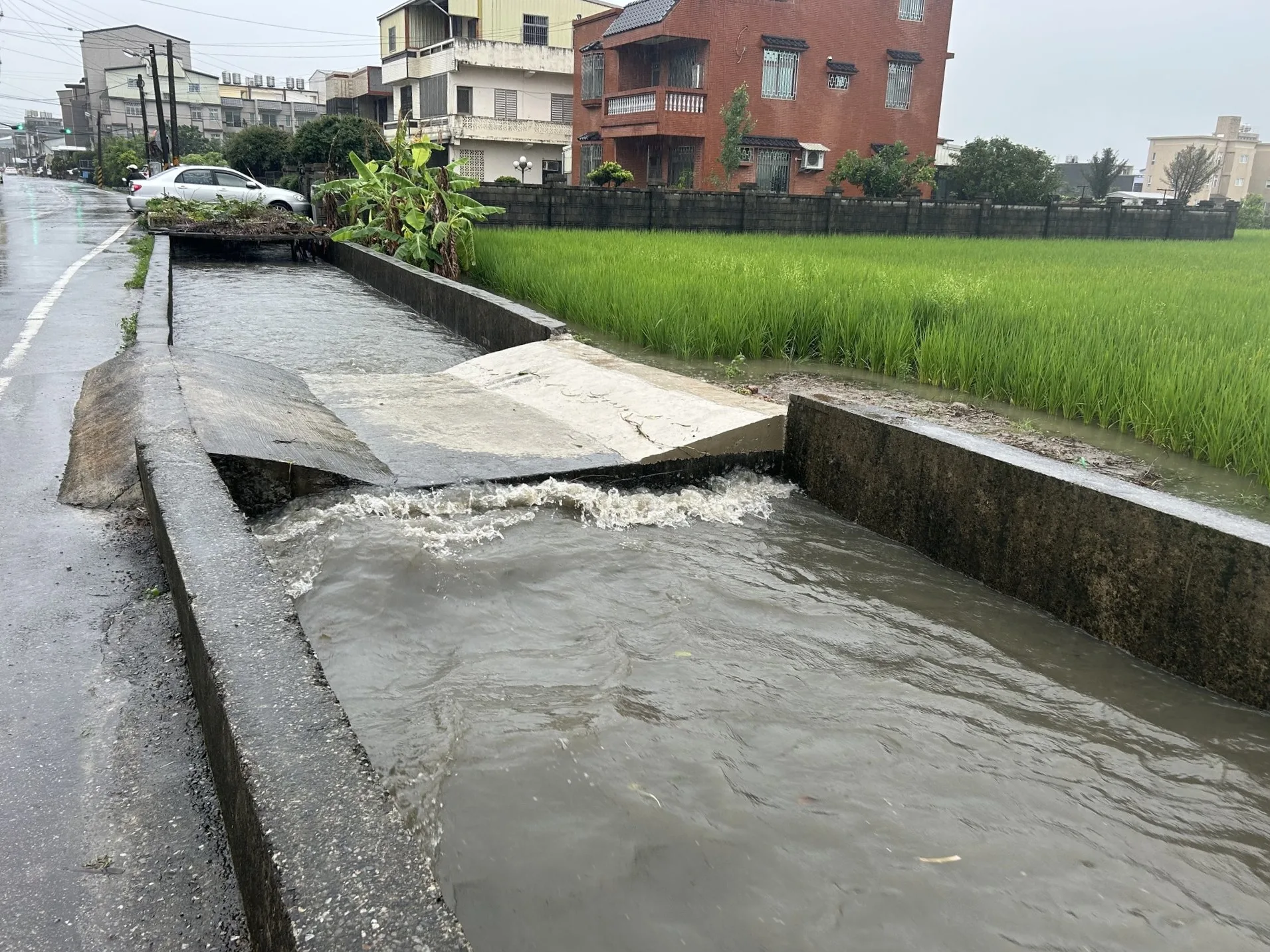 苗栗清晨強降雨多處積淹水　氣象署提醒西半部留意局部大雨
