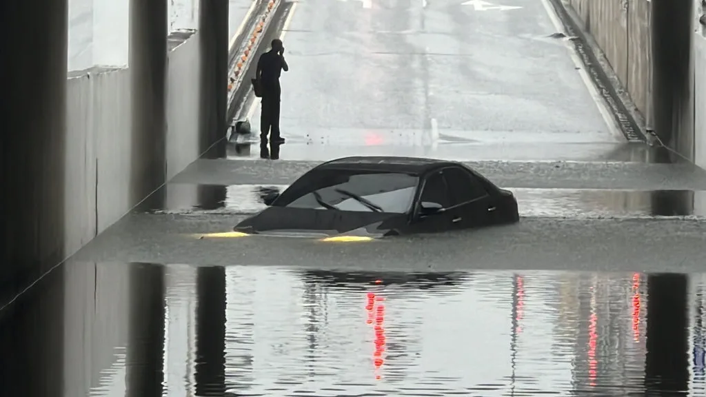 竹南環市路地下道有車輛受困，水淹半個車身高。民眾提供