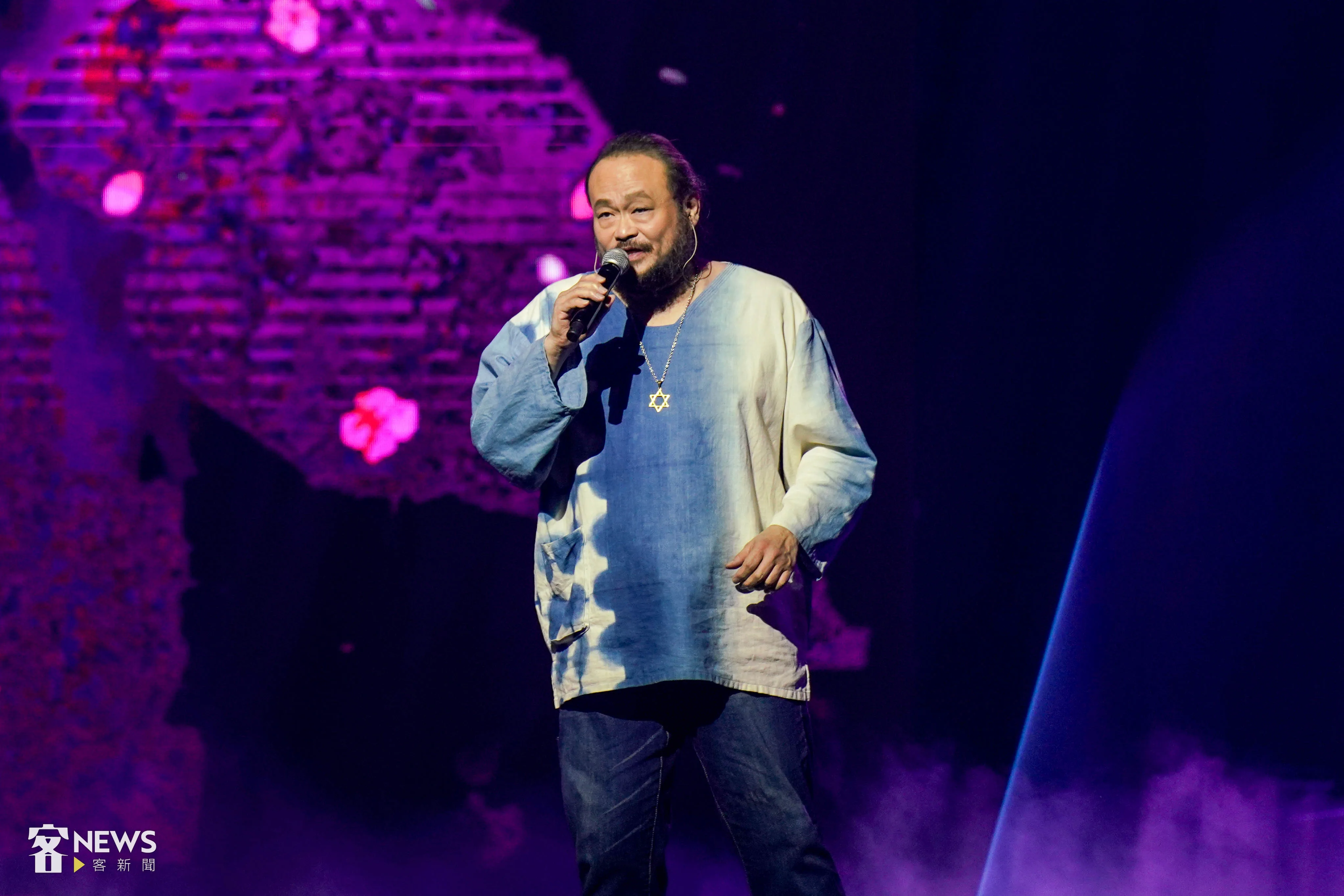 客語金曲歌手謝宇威、原住民音樂代表雅維茉芮、河洛語歌手陳孟賢和剛獲頒金曲獎的樂團TRASH,用4種語言展現「台客」音樂魅力。圖為謝宇威在去年「客家製噪」演出,李台源攝