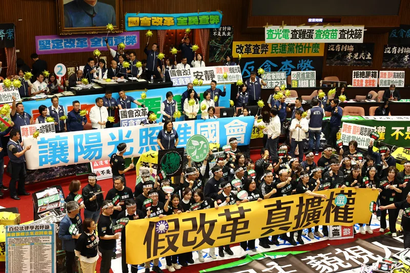 立法院會28日續審國會職權修法相關法案，國民黨立委們手持太陽造型的氣球，在議場內舉起「讓陽光照進國會」布條。中央社
