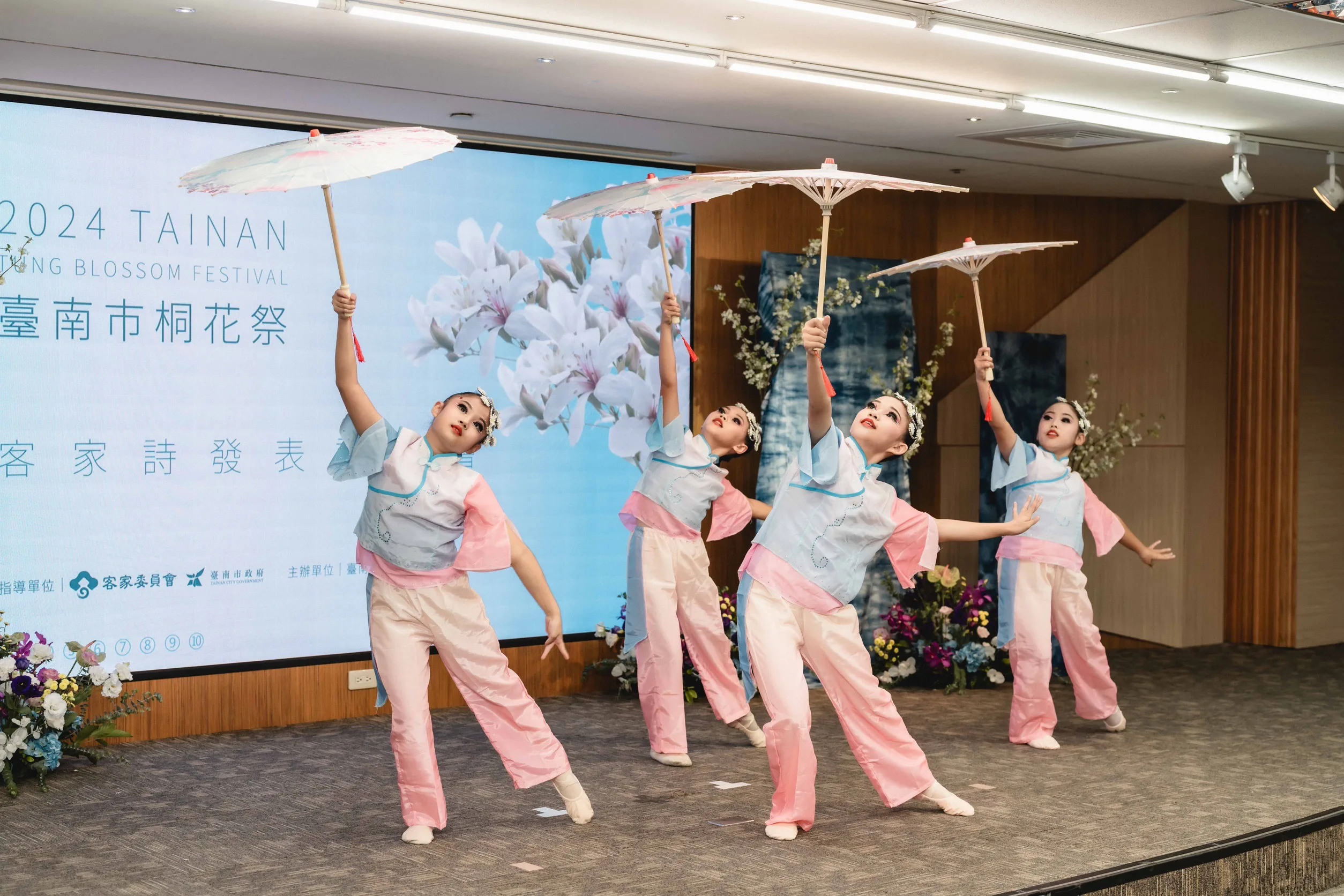 綠地舞蹈團《五月雪桐花開》為今天的客家詩發表記者會帶來精彩舞蹈表演。圖／臺南市客委會提供