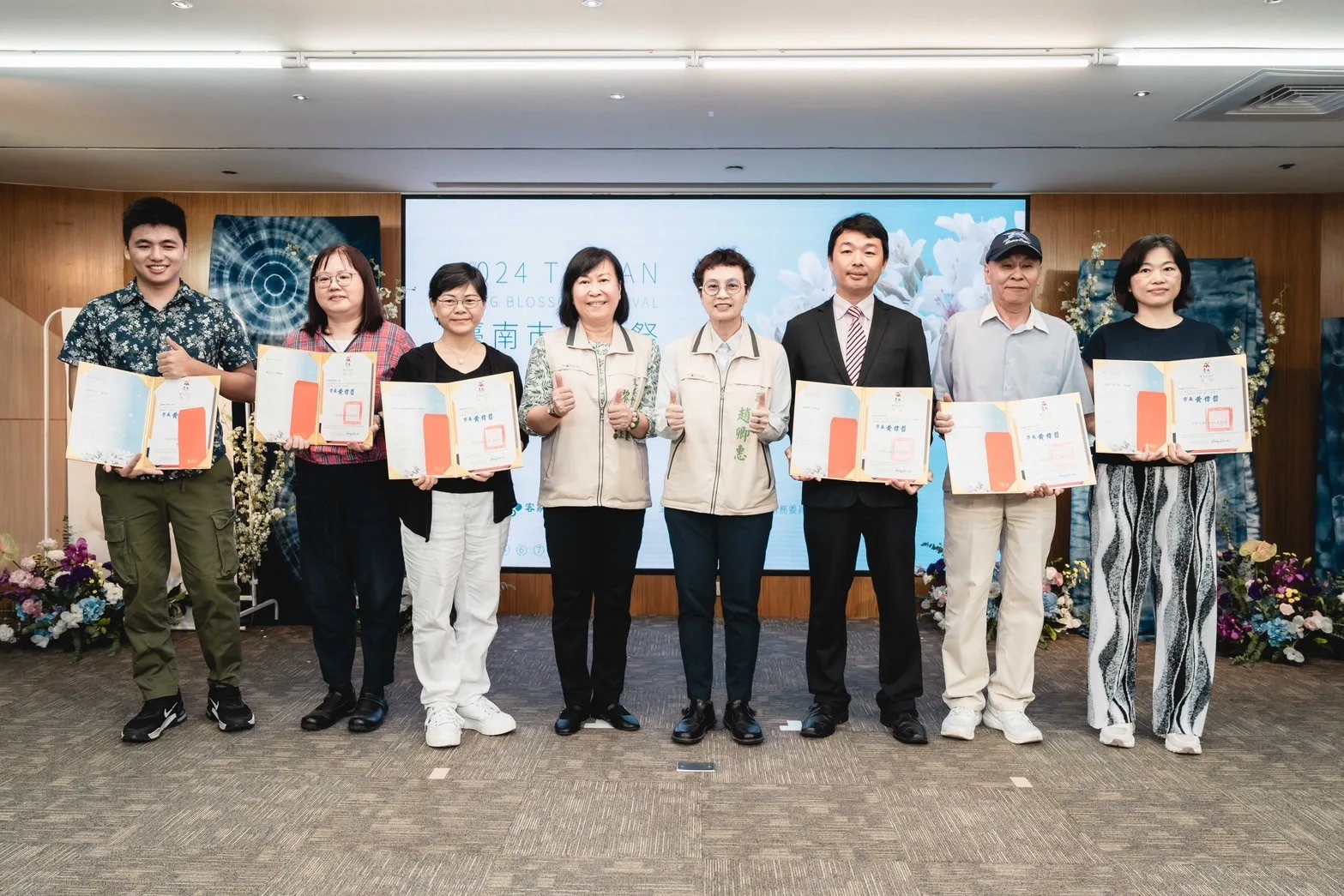 臺南市副市長趙卿惠（左五）、臺南市客委會代理主委黎燕玉（右五）與受獎人合照。圖／臺南市客委會提供