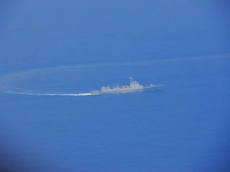 中共23日發動對台軍演，國防部24日拍攝到中共海軍旅洋三型飛彈驅逐艦的照片。國防部提供