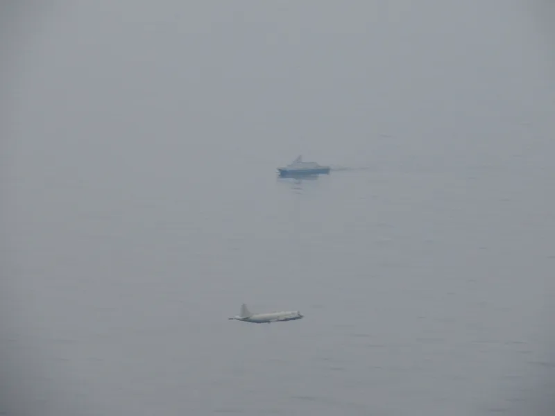 中共23日發動對台軍演，國防部24日發布空軍P-3C反潛機警戒共艦任務圖片，偵獲江島級護衛艦、中國海警船等。國防部提供