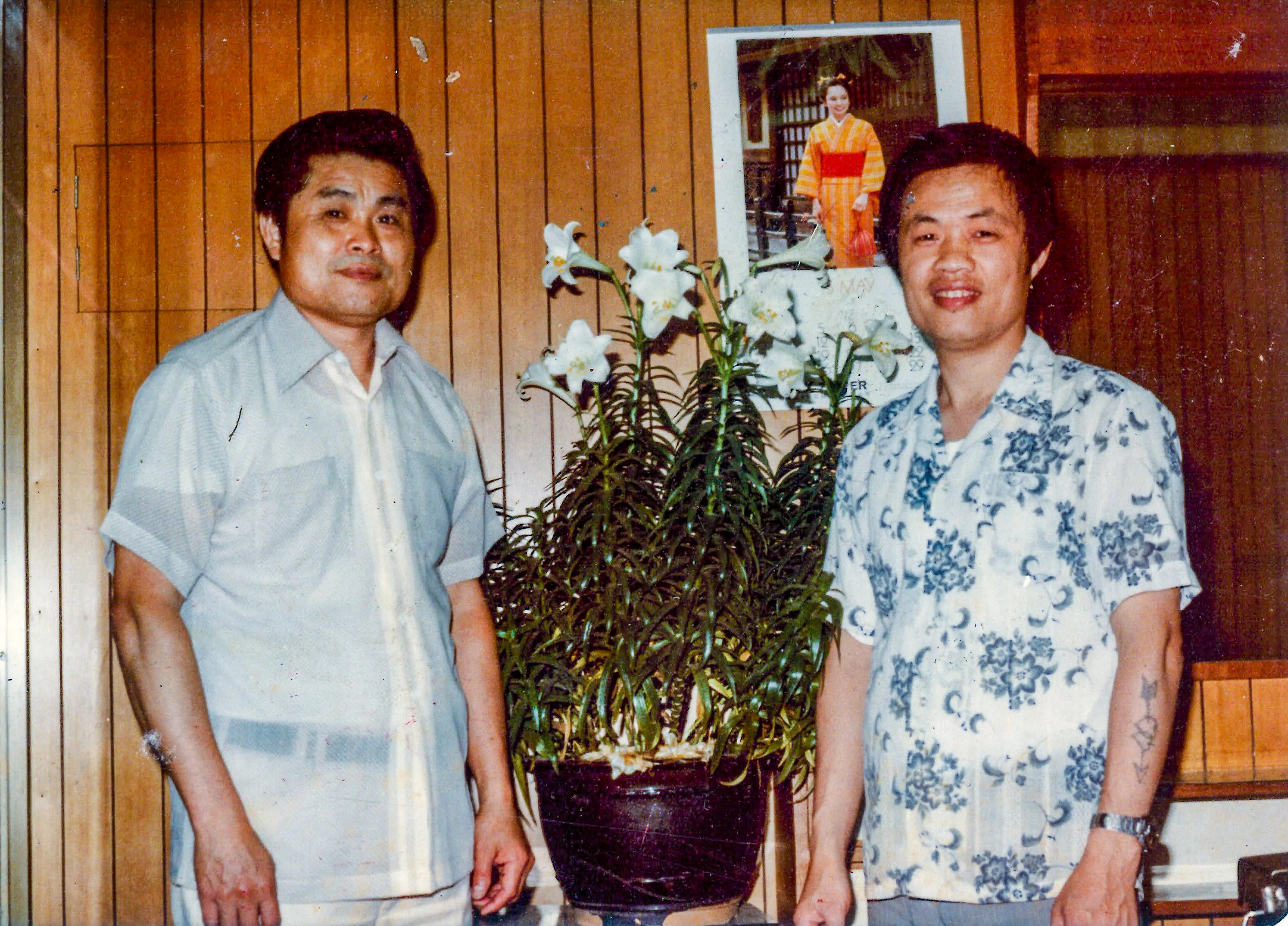 阿爸(右)後生時節,同「大平洋剃頭店」个頭家,陳仁忠先生,共下翕相。鍾孝昇提供