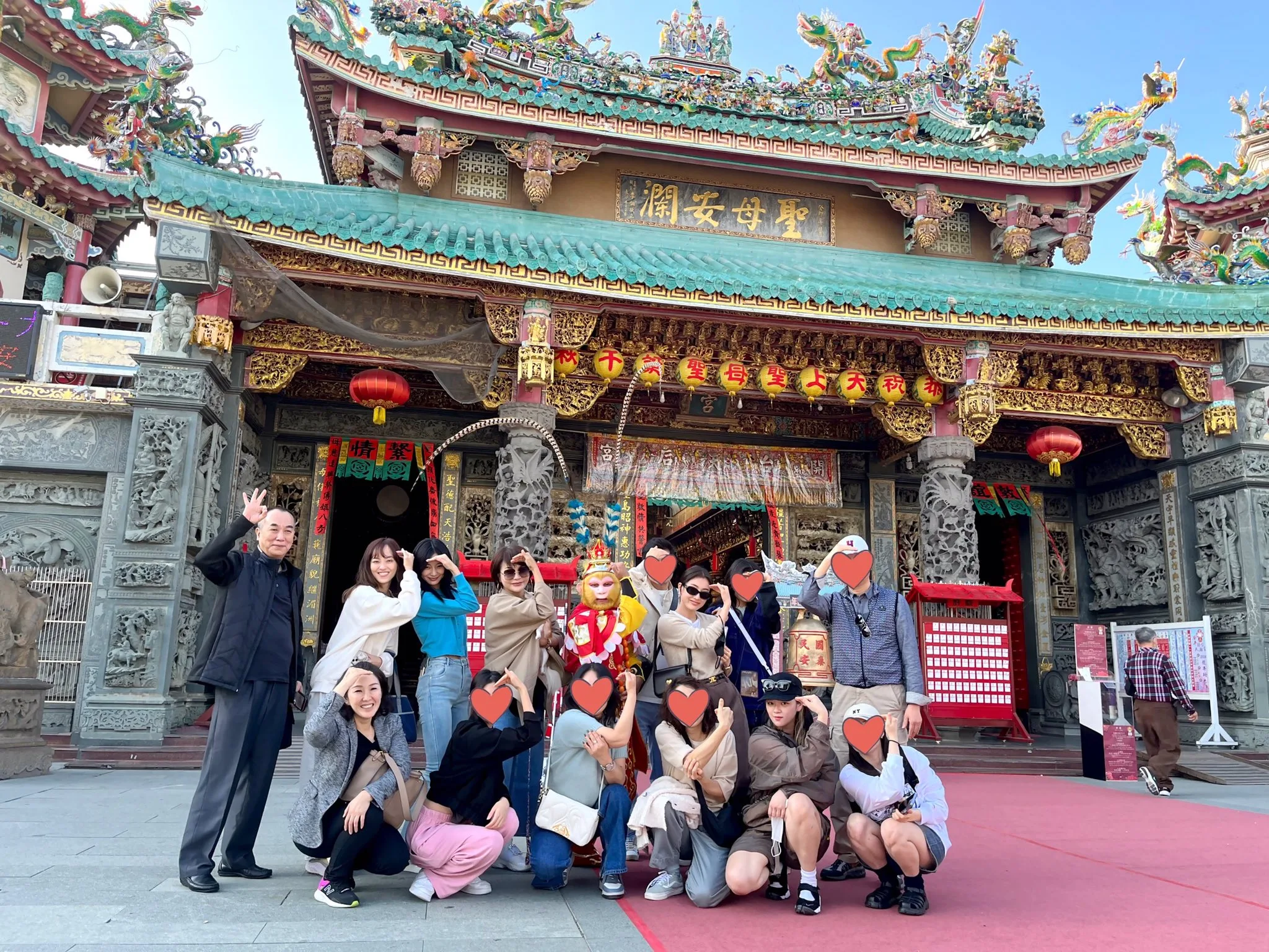 TWICE台灣成員子瑜（後排左三）與隊長志效（後排右三）、定延（前排右二）來台旅遊，一行人在天后宮前與美猴王趣味合影。翻攝 黃燕玲X（推特）