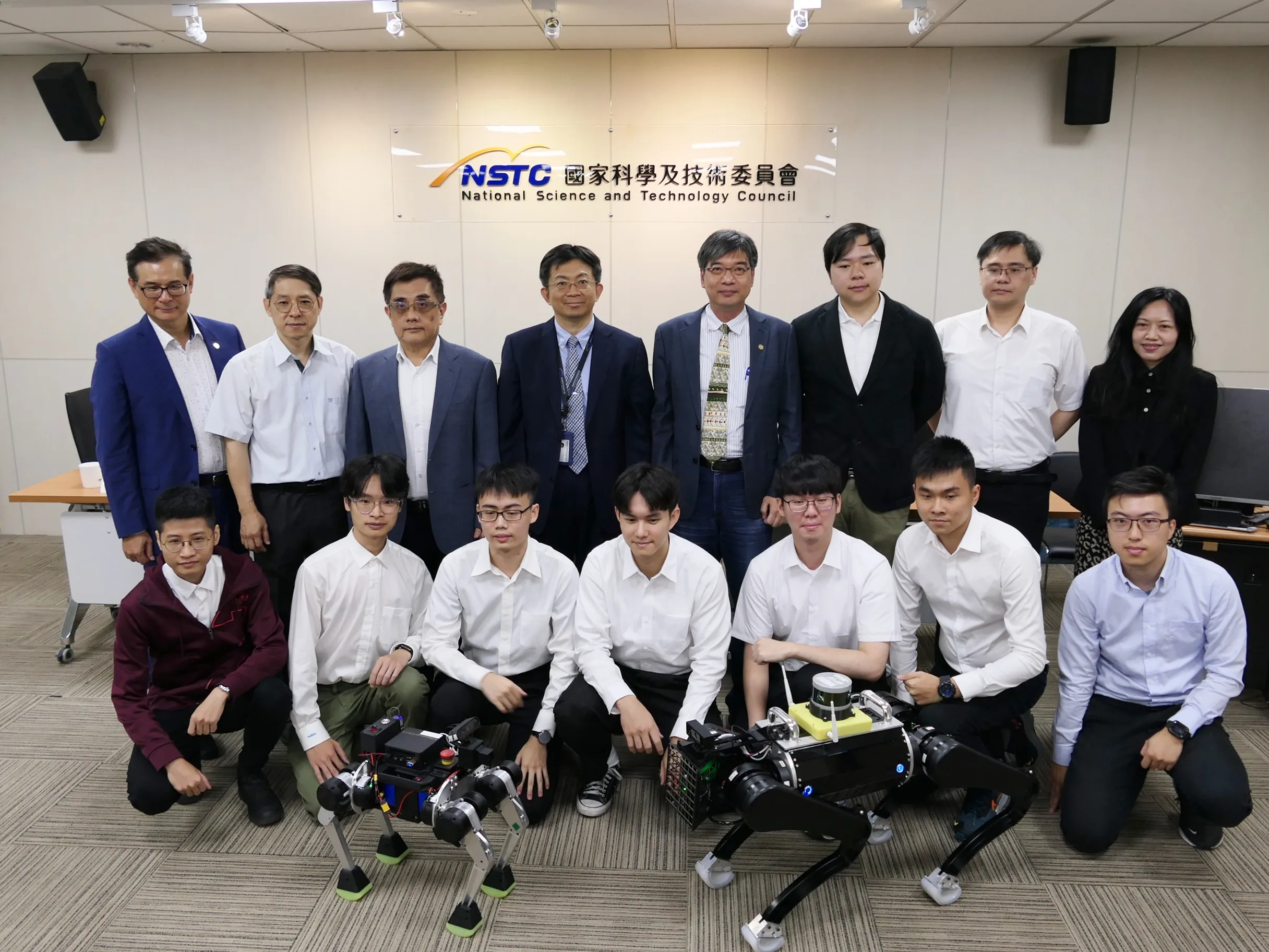 國立臺灣大學機械系郭重顯教授研究團隊,成功打造臺灣首創且自主研發AI機器狗(NTU DogBot)。國科會提供