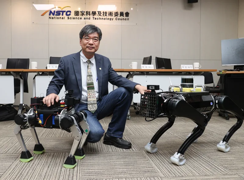 台大機械系教授郭重顯(圖)帶領研究團隊在國科會支持下,成功打造台灣首創且自主研發的AI機械狗。中央社
