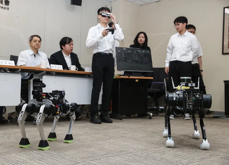 「台灣自主研發AI機器狗首次發表」記者會29日在國科會舉行,台大機械系教授郭重顯帶領的研究團隊現場展示機器狗運動姿態和移動等。中央社