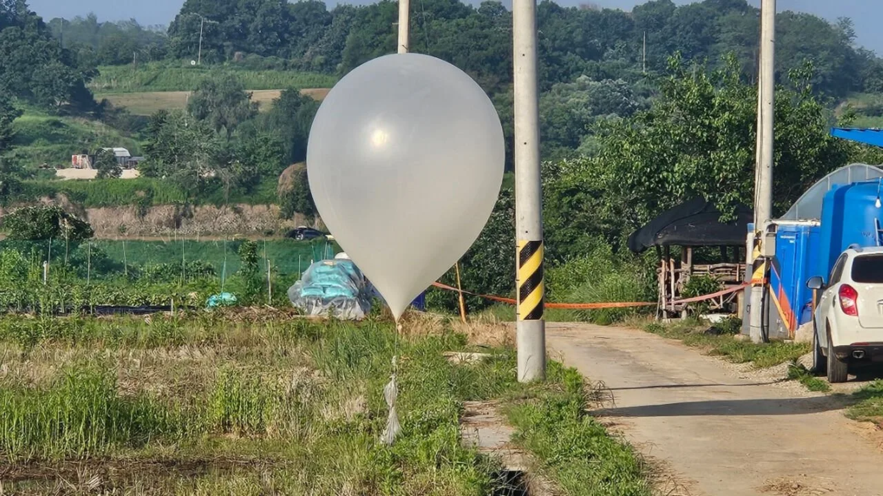 南韓境內發現來自北韓的空飄氣球,內部裝滿垃圾與糞便。翻攝自X(twitter)@koryodynasty