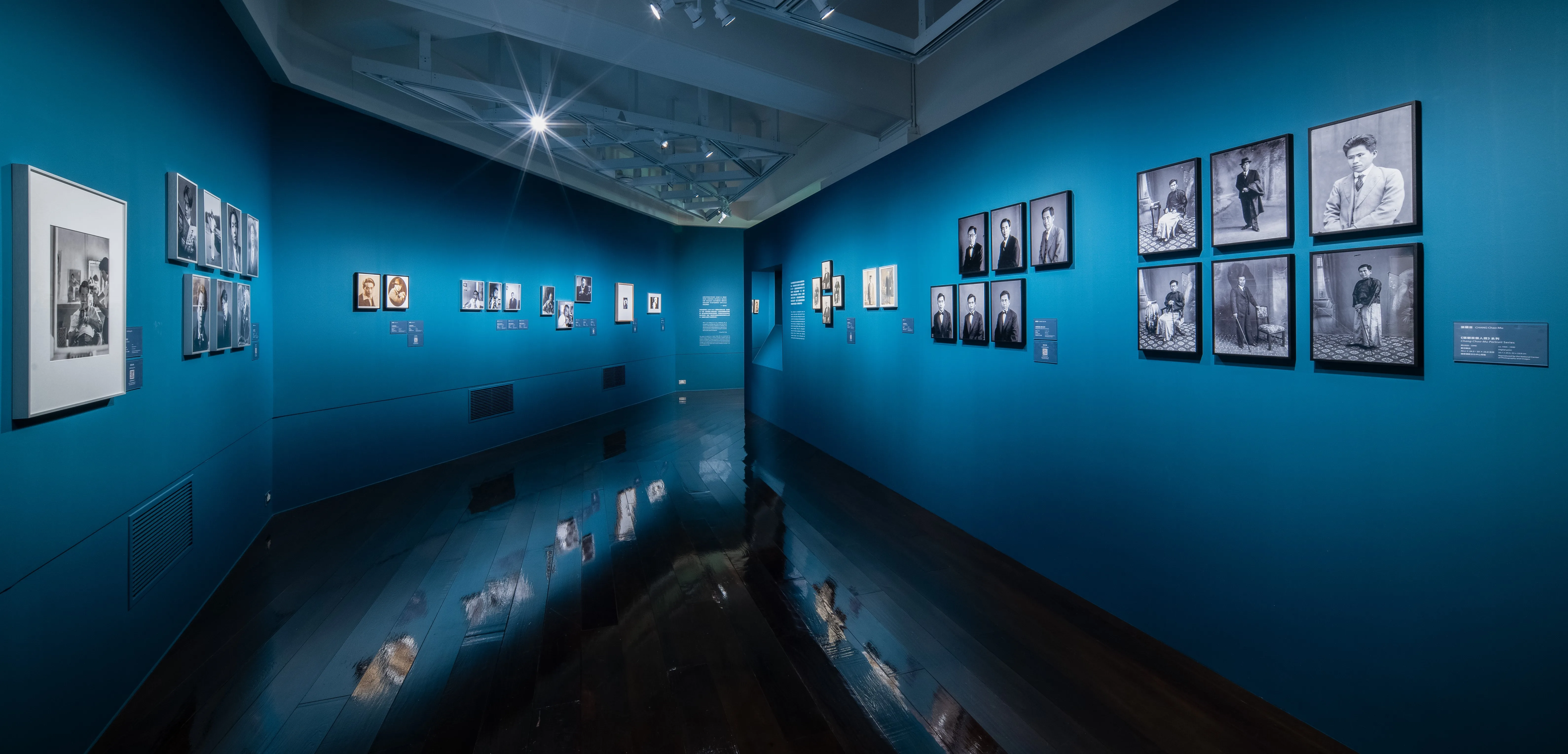 攝影中心三樓展間「凝視自我」子題，展示從日治時期至解嚴後珍貴的攝影家自我影像。國家攝影文化中心提供