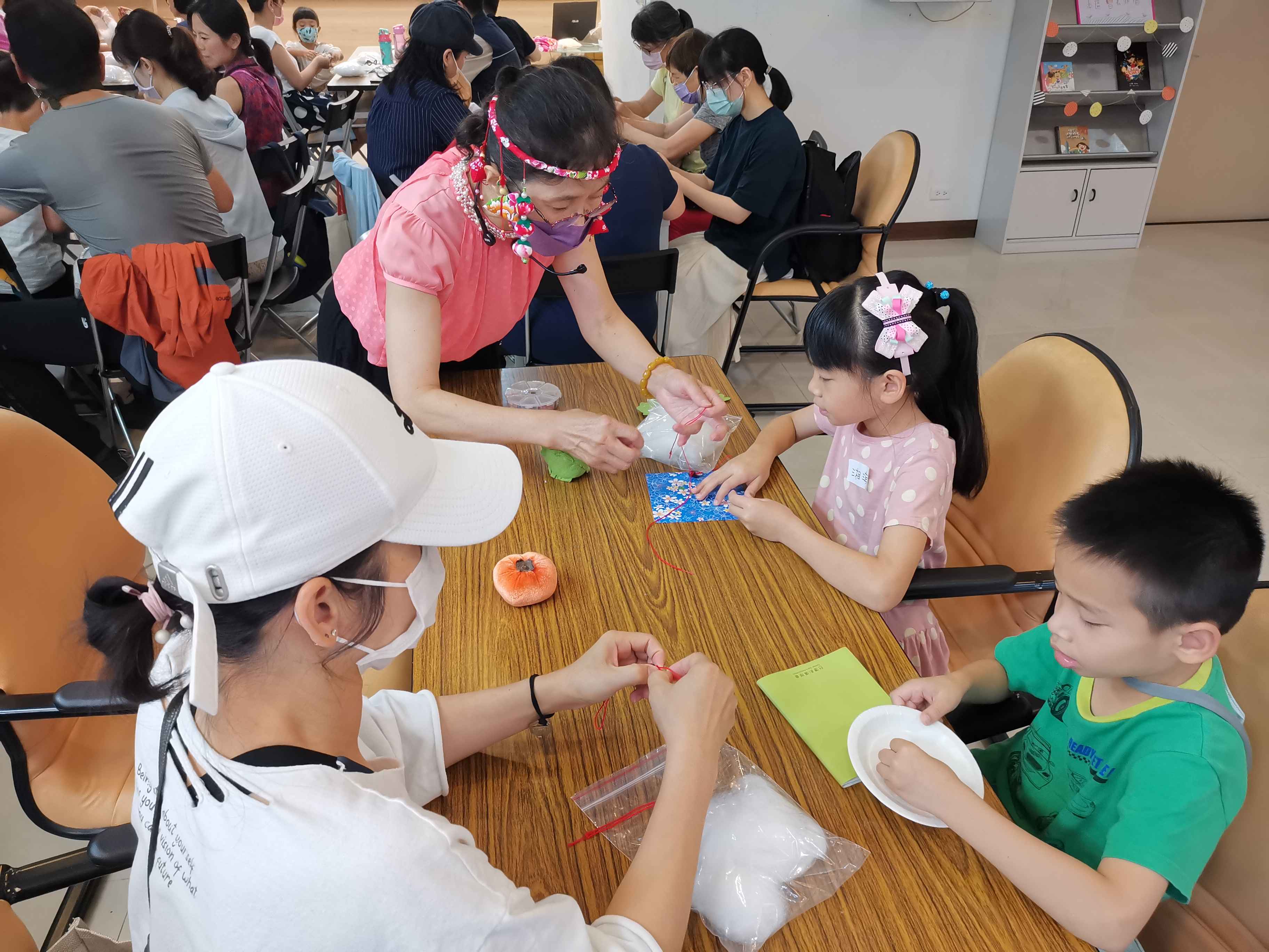 專業客家手作講師帶領民眾製作「天然艾草槌」(資料照)。台北市客家文化基金會提供