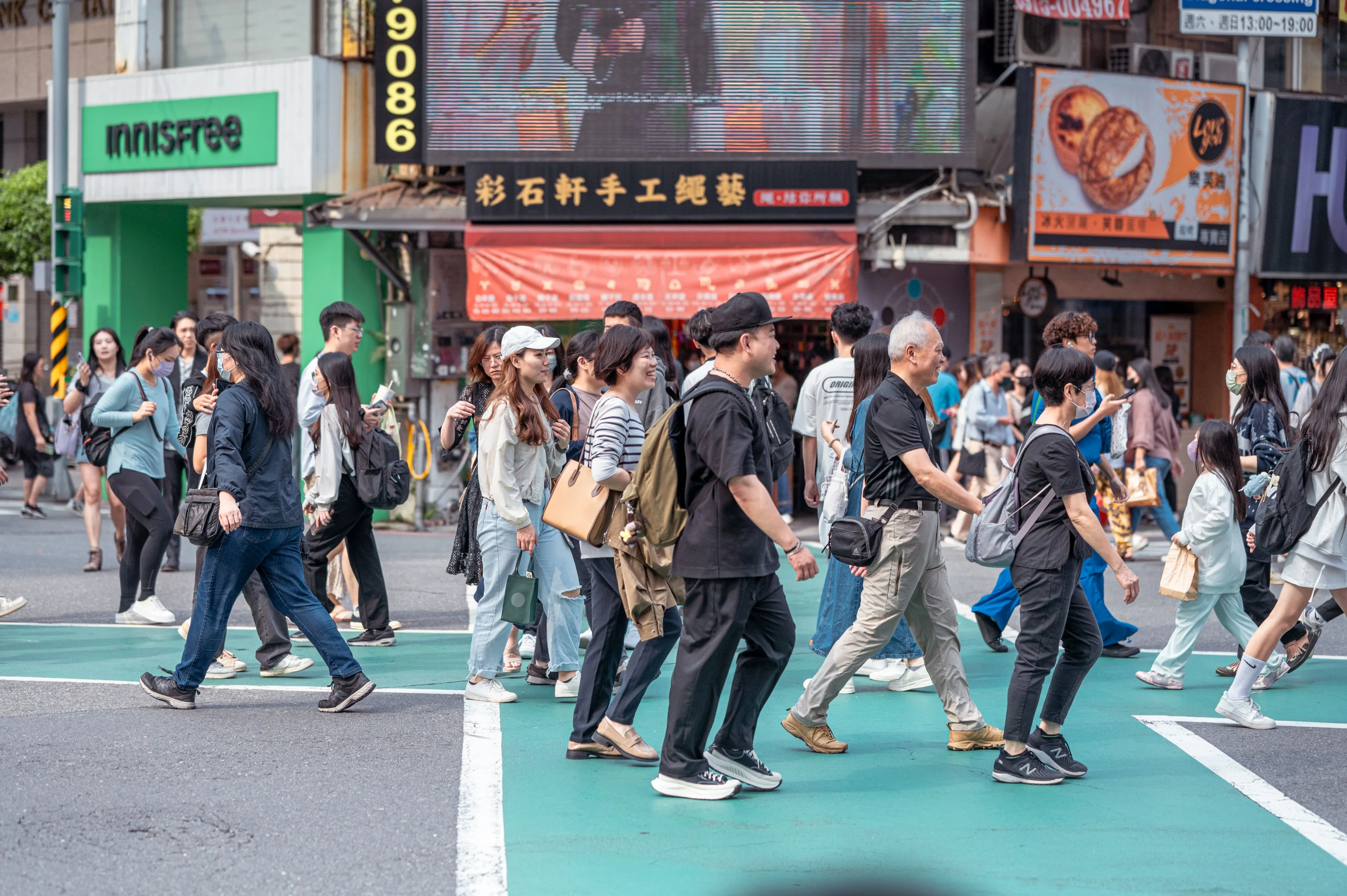 觀光署跨域整合多元旅遊,力拚國旅產值提升,圖為桃園火車站商圈,逛街人潮。洪俊傑攝(資料照)