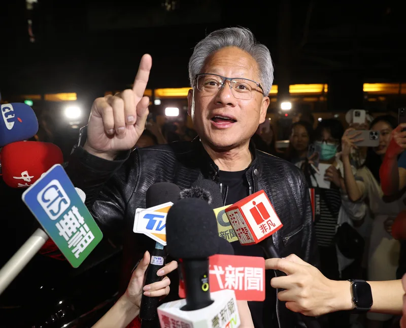 輝達（NVIDIA）執行長黃仁勳每每到訪台灣，總是成為媒體關注焦點。中央社提供