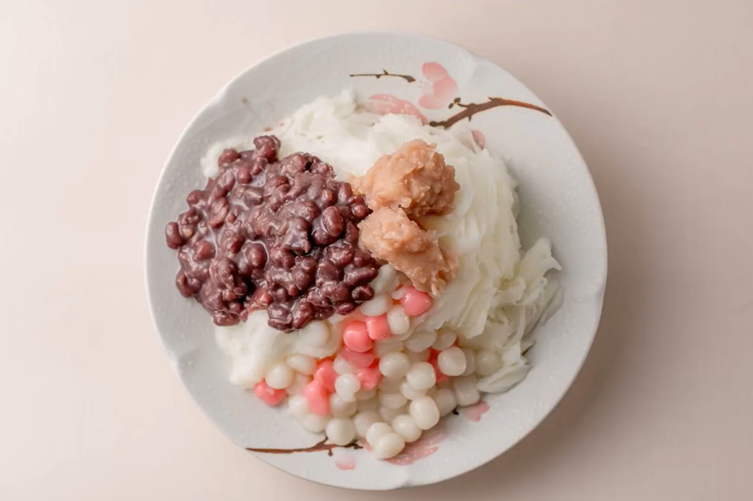 台灣經典甜品豆花提供超多配料的選擇，讓黃仁勳與張忠謀即使到晚上11點依舊不錯過這口甜蜜。翻攝豆花莊臉書