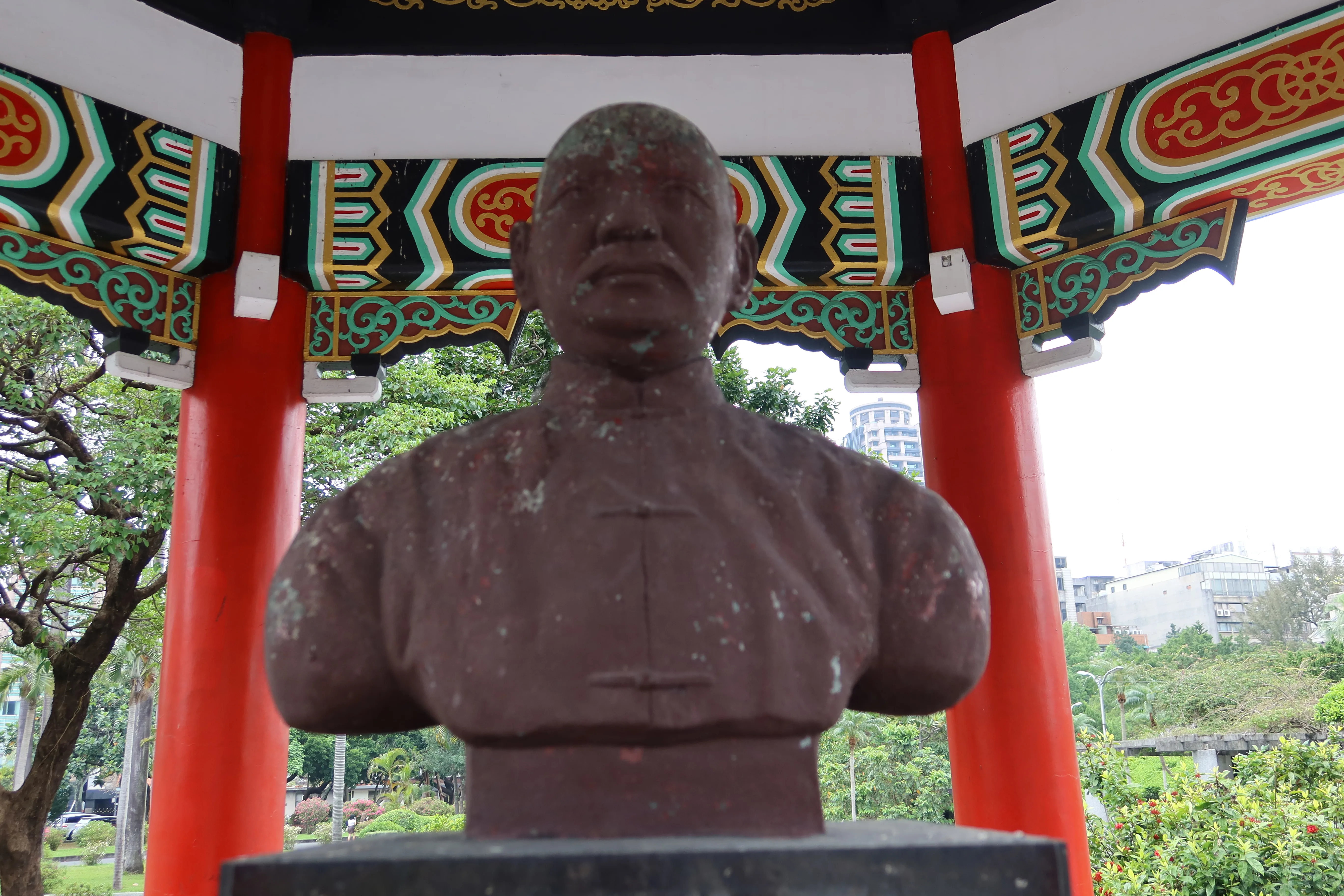 丘逢甲字仙根，晚年取號滄海，銅像亭臺稱「滄海亭」。何來美攝