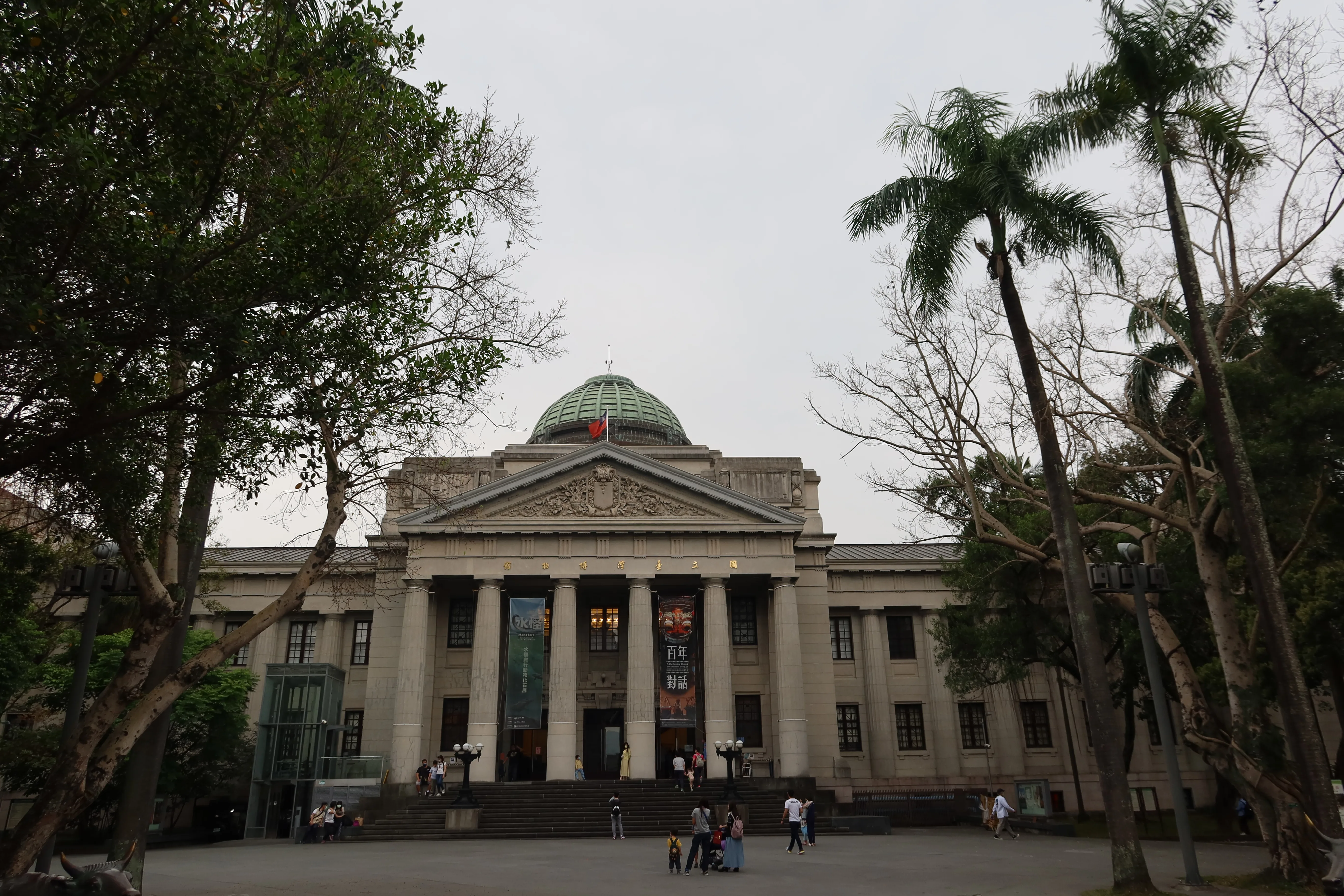 位於二二八公園大門入口的國立臺灣博物館，日治初期是「兒玉總督暨後藤民政長官紀念館」，紀念第四任臺灣總督兒玉源太郎與民政長官後藤新平。何來美攝