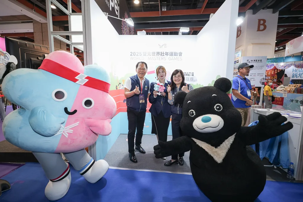 熊讚與世壯運吉祥物壯寶齊聚旅展「臺北館」,聯合推廣低碳小旅行、特色伴手禮。翻攝自台北市觀傳局臉書