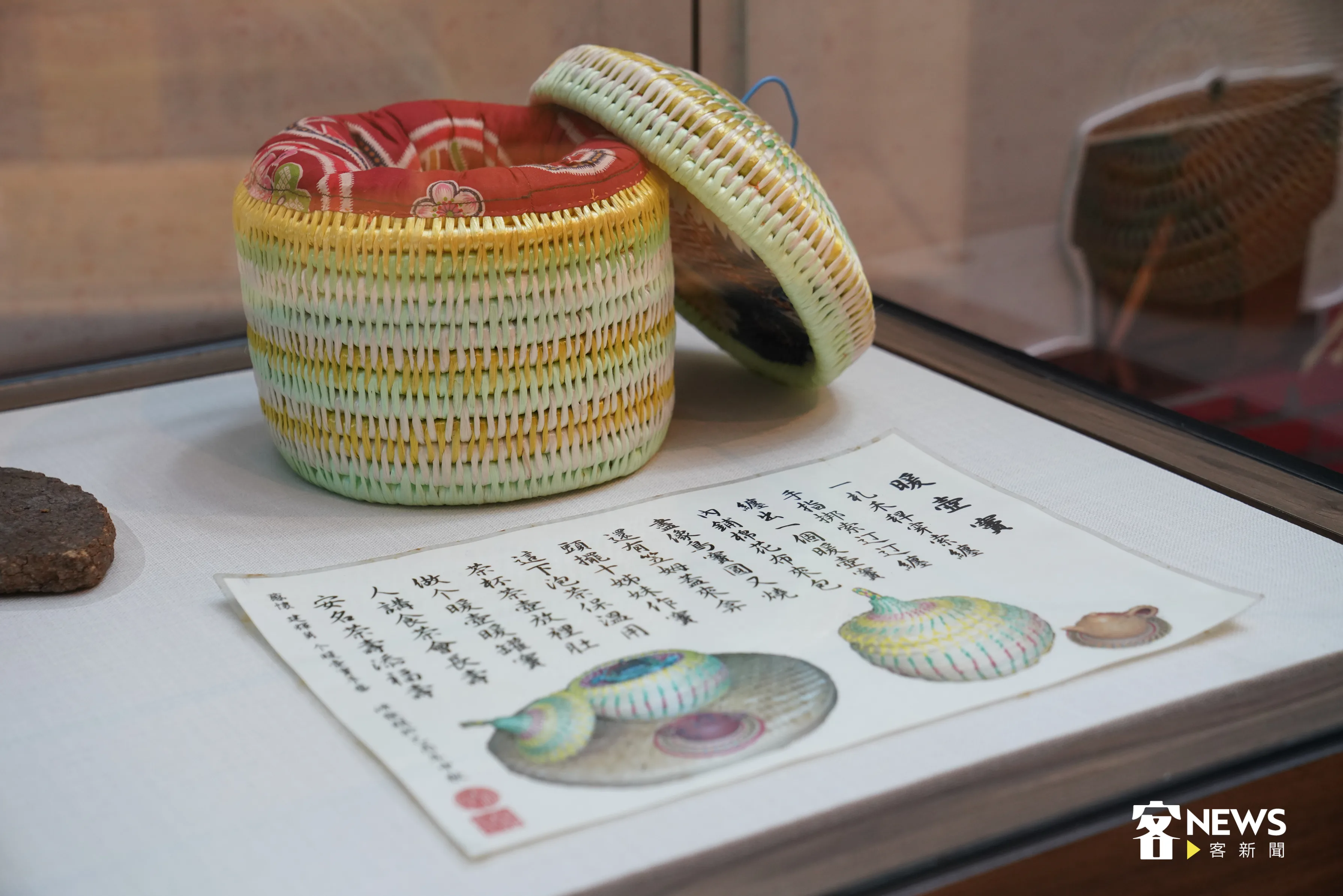「茶壽」又稱為「暖罐竇」，是由稻草編製而成，裡面鋪有厚棉花，可用來幫茶壺、便當保溫用的容器。洪俊傑攝