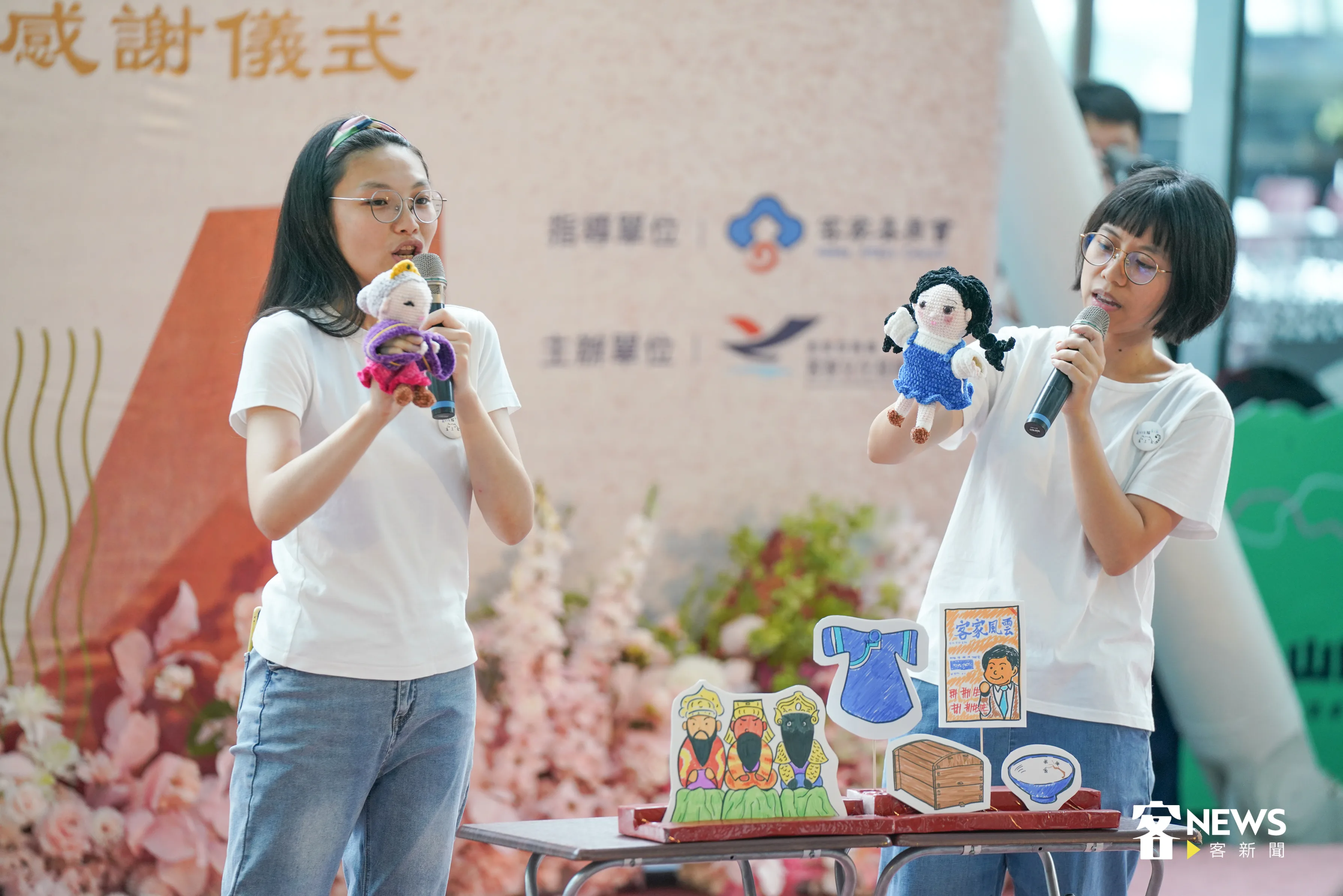 台灣客家文化館捐贈文物特展，表演團體以布偶話劇表演一段，耆老與小孩介紹文物故事。洪俊傑攝