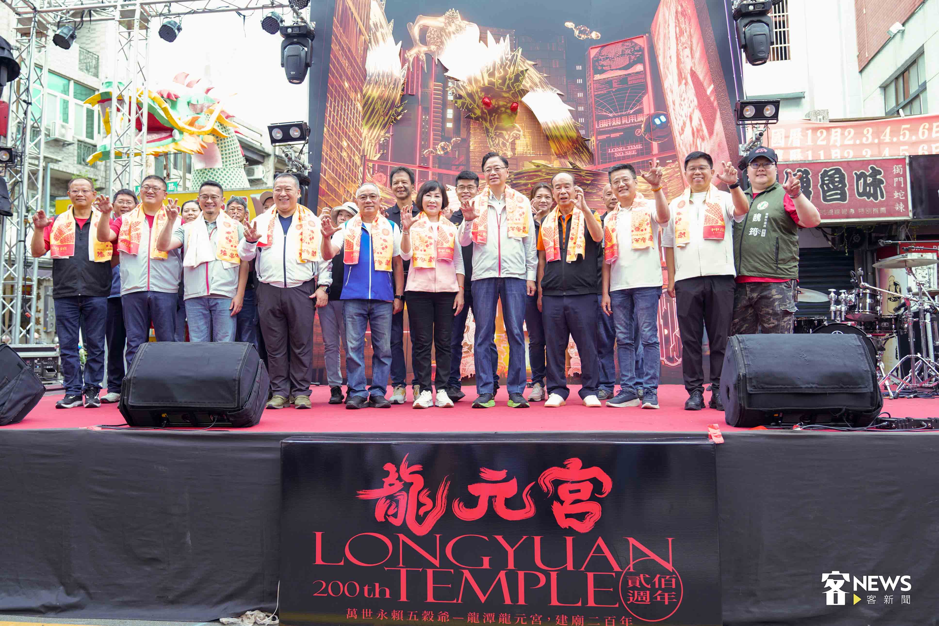 桃園市長張善政(右五)與龍元宮主委林錦浪(右四)一同為建廟200年活動揭開序幕。朱愷元攝