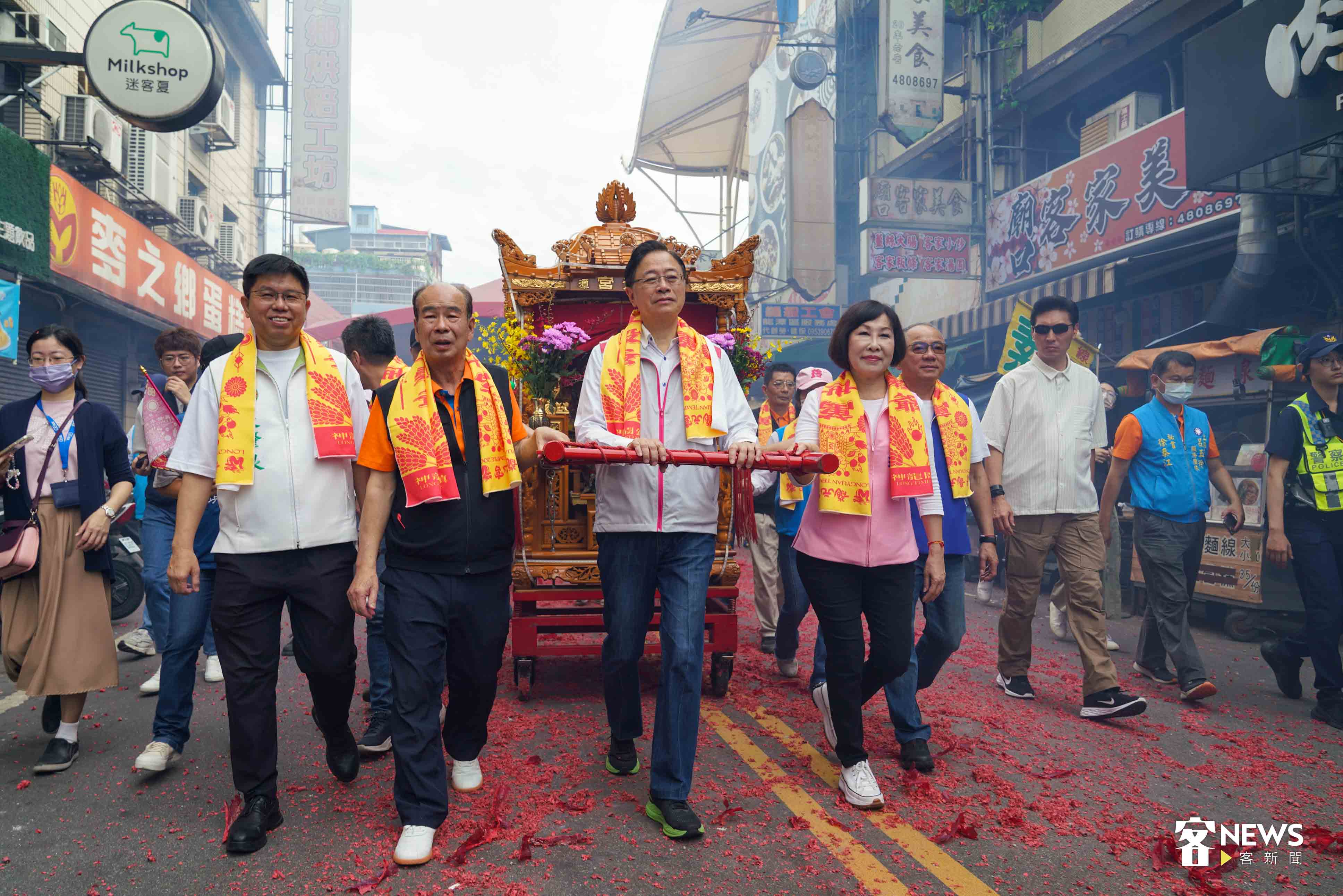 桃園市長張善政與龍元宮主委林錦浪和桃園市議員們一同帶領神農大帝(五穀爺)上街。朱愷元攝