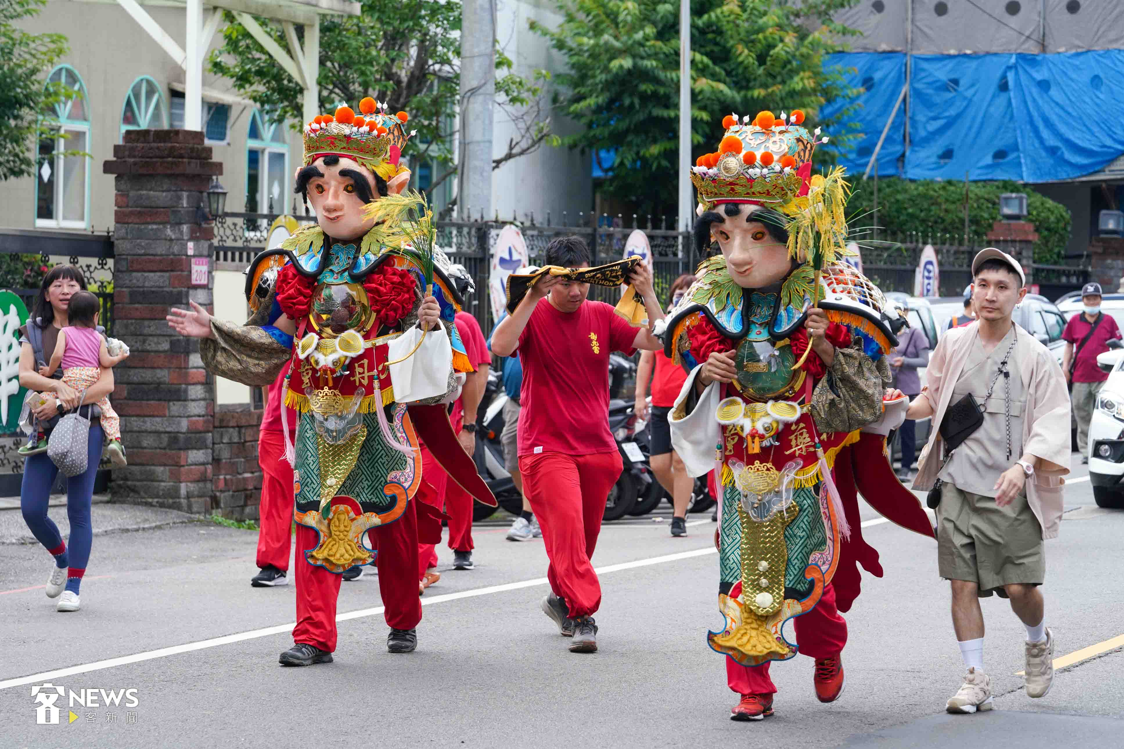 一手打造採藥童子、煉丹童子「塑神師」李育昇,一同繞境確保神童的外觀正常。朱愷元攝