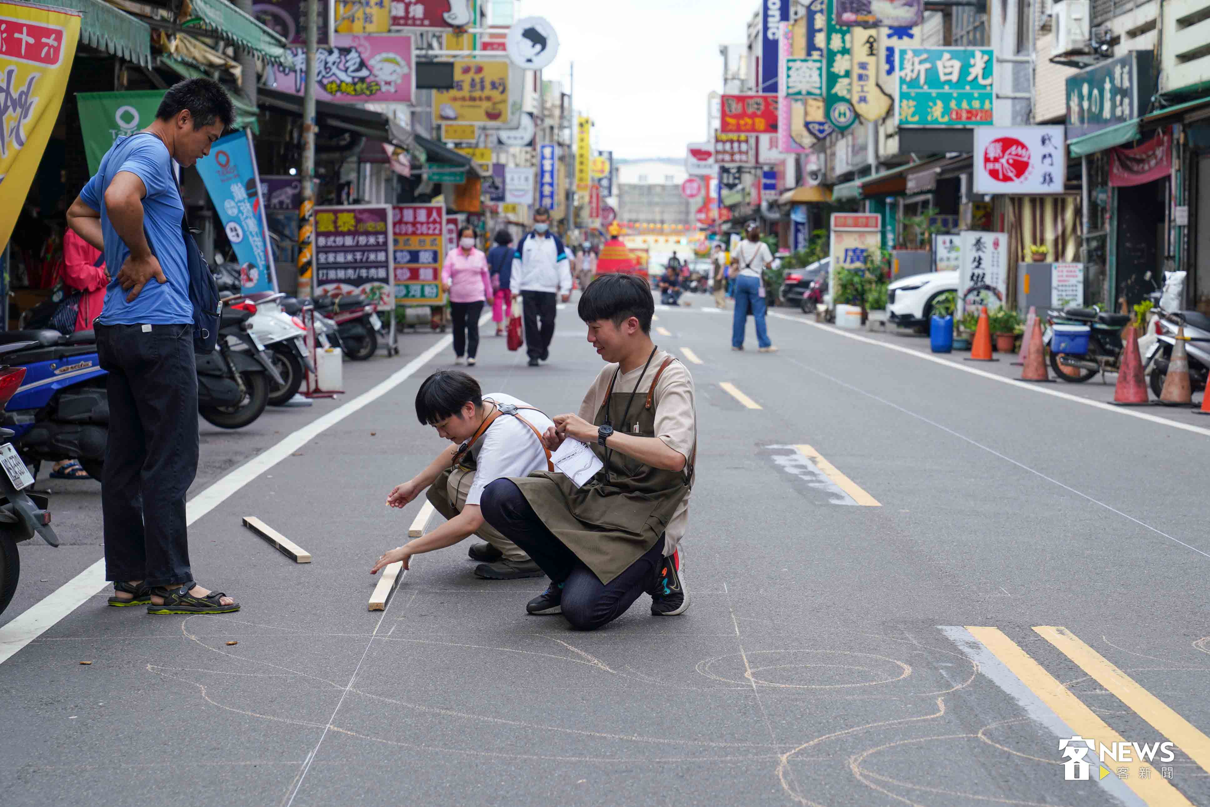 「雄獅想像力製造所」在街上準備神龍塗鴉,讓大小朋友一同繪出心中的神龍。朱愷元攝