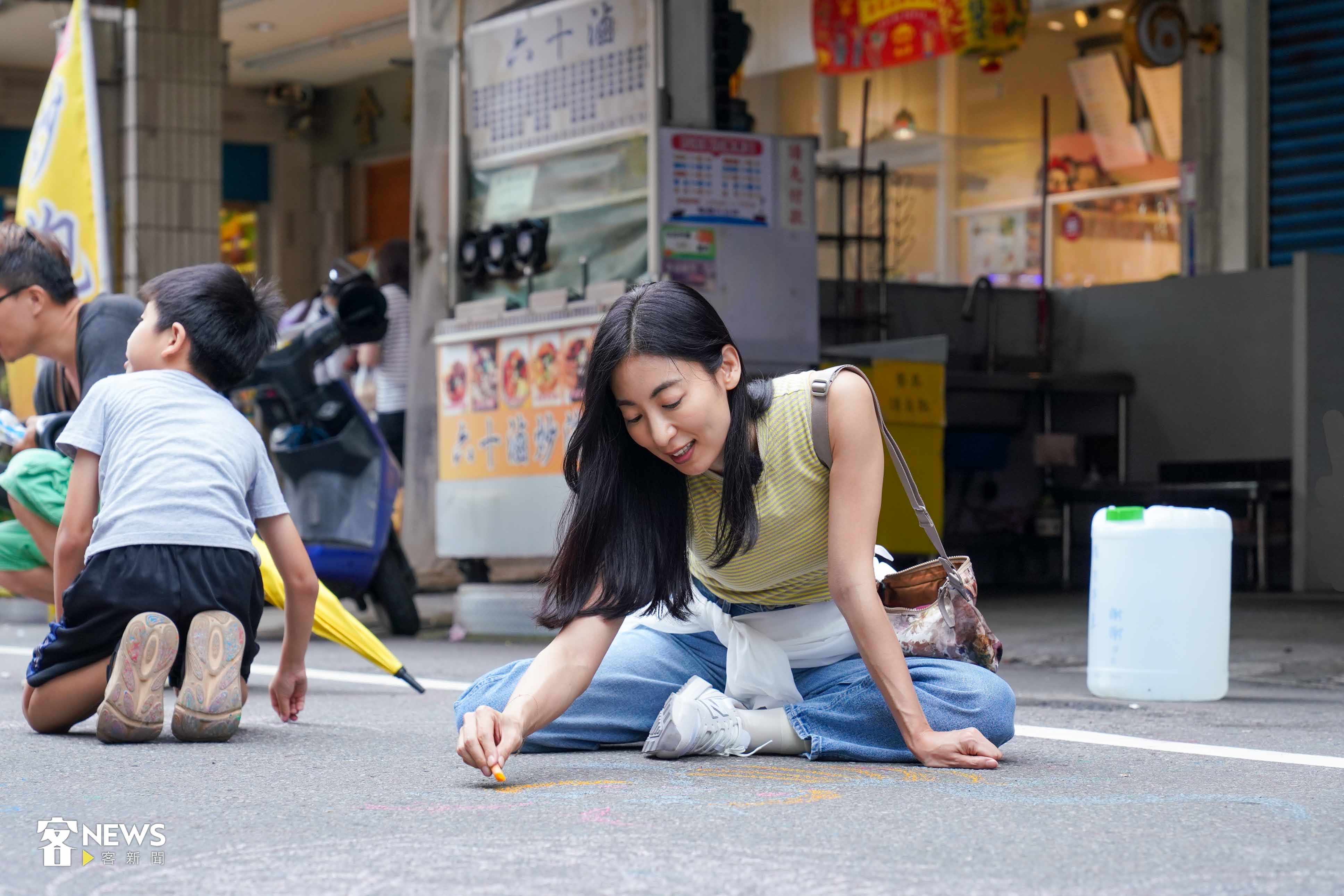 熱愛臺灣的日本女星大久保麻梨子也一同參與繪畫活動。朱愷元攝