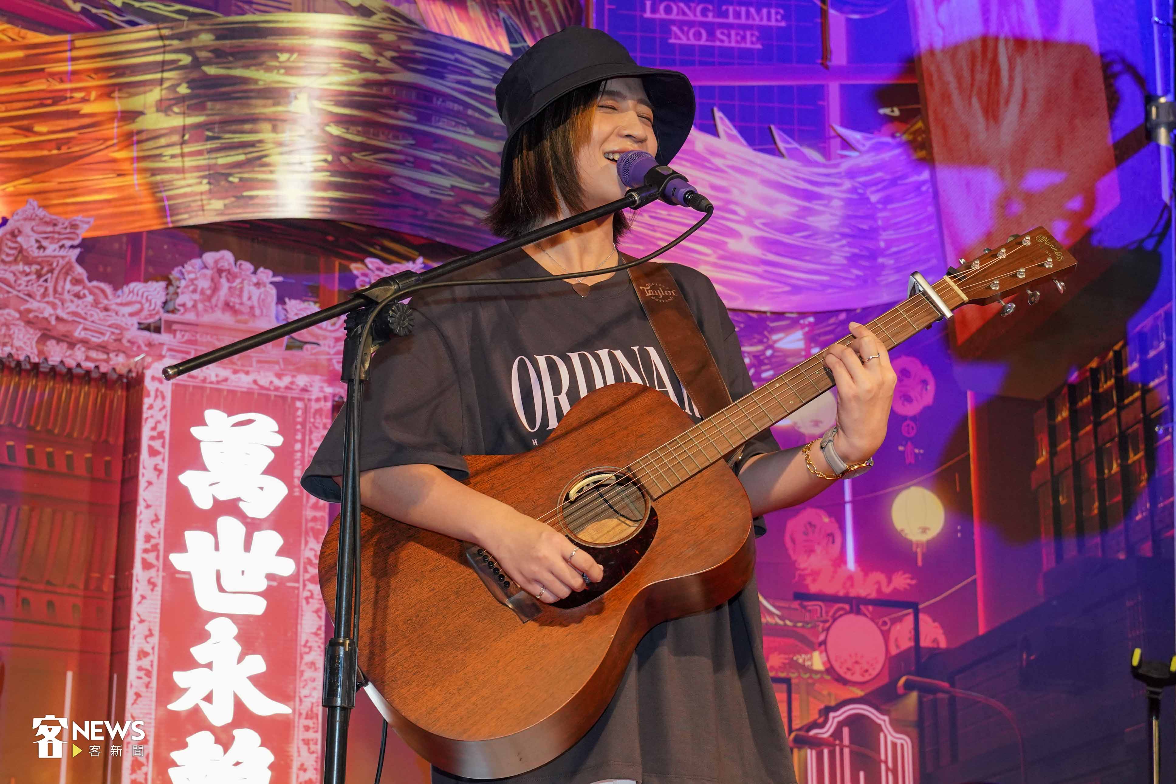 同為龍潭出生的歌手黃宇寒登台演出。朱愷元攝