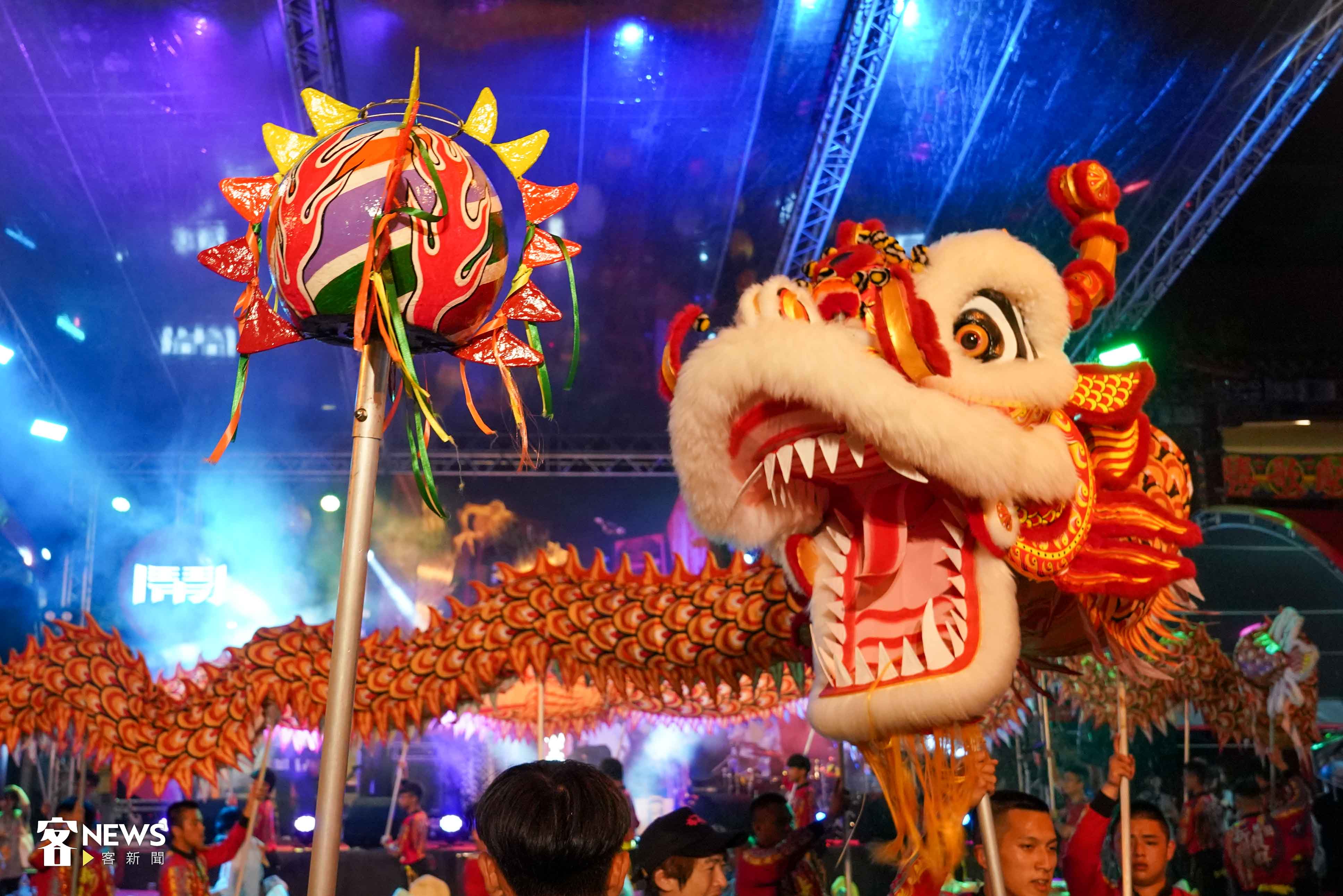 夜戲神龍嗨翻龍潭夜。朱愷元攝