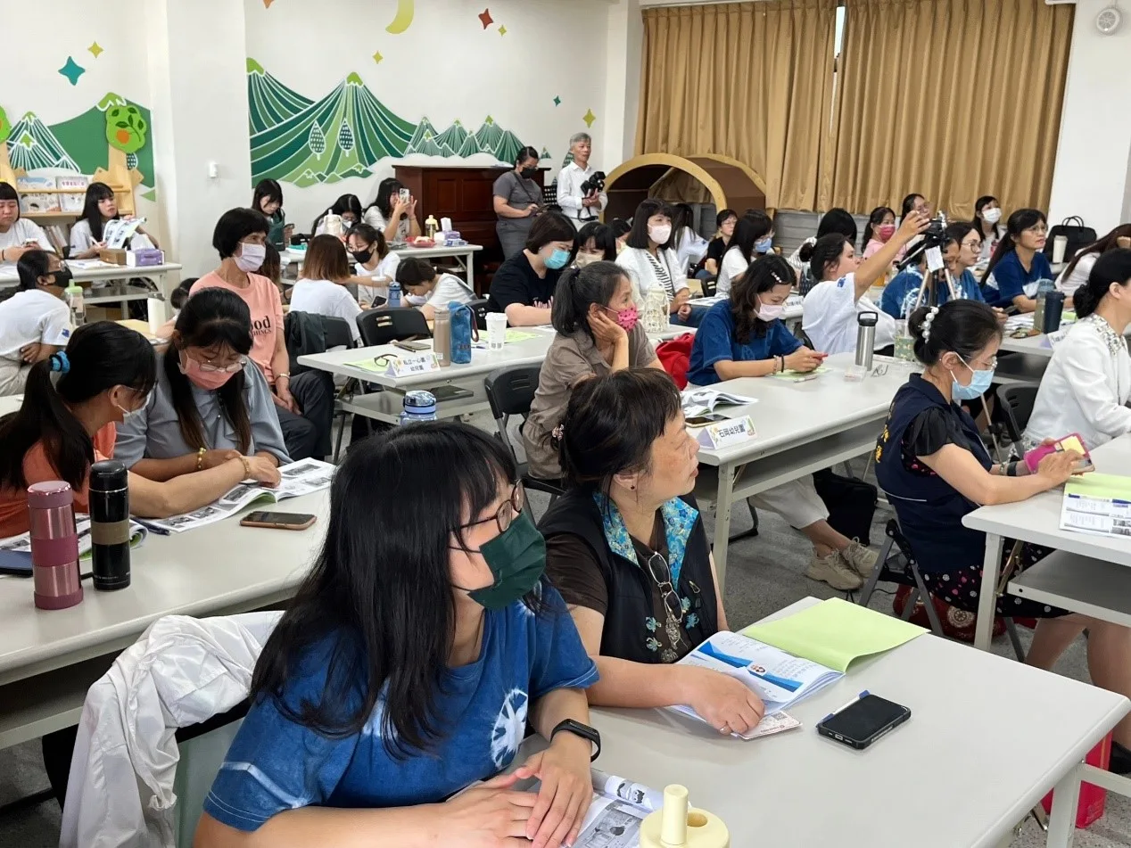老師們認真聆聽教學成果及彼此交流。台中客委會提供
