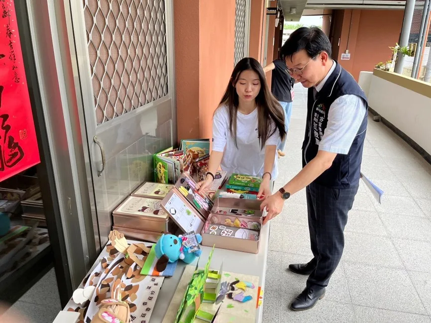 朝陽大學幼保系學生向江俊龍主委介紹教具創作理念。台中客委會提供