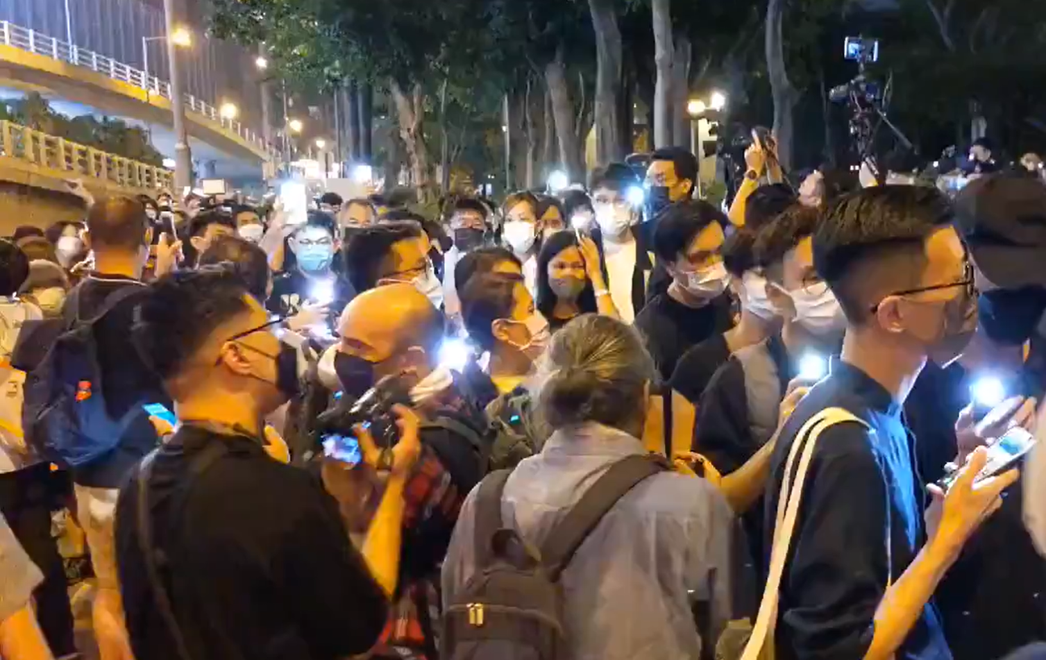 2021年港府封鎖維園,禁止悼念晚會,香港民眾以手機手電筒取代燭光聚集於維園外(資料照)。翻攝自x.com/yanmingshiping
