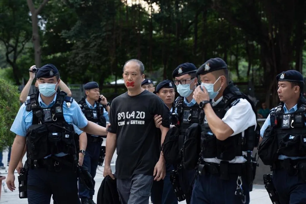 2023年港警將表達悼念六四的民眾帶走(資料照)。翻攝x.com/a2zumi