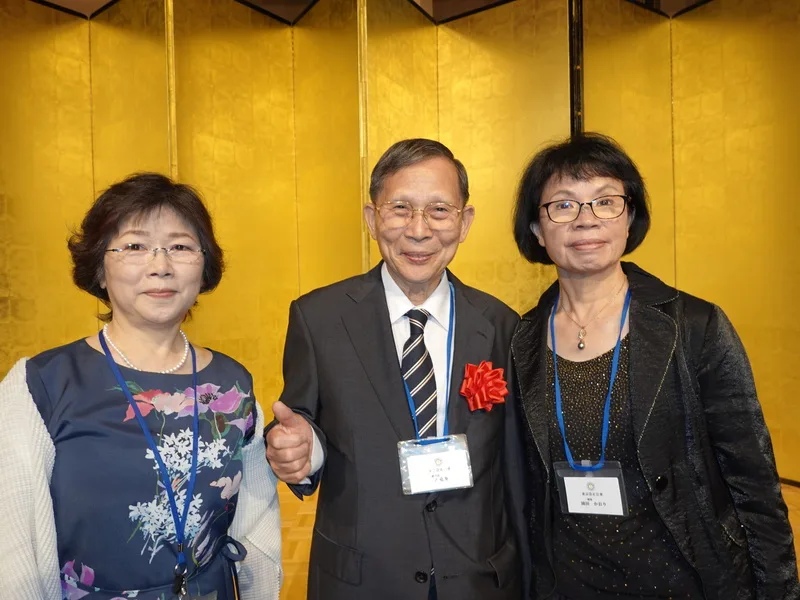 由客家鄉親組成的東京崇正公會1日在東京雅敘園酒店舉辦懇親大會，由李克順（中）接任新會長。圖左為東京崇正公會出納福田友美，圖右為李克順的妻子。中央社