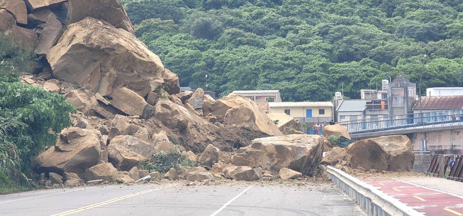 基隆市潮境公園入口處發生山崩。取自警警守護東北角粉專