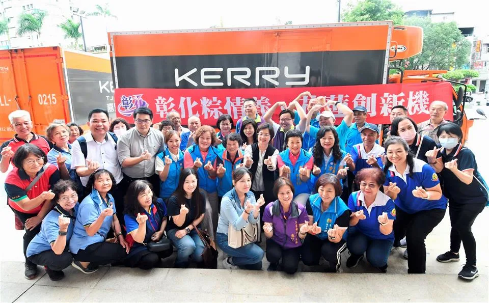 彰化縣府搭起媒合平台，透過企業界出資，動員社區民眾，一起包2萬顆肉粽送給花蓮。翻攝自彰化縣政府